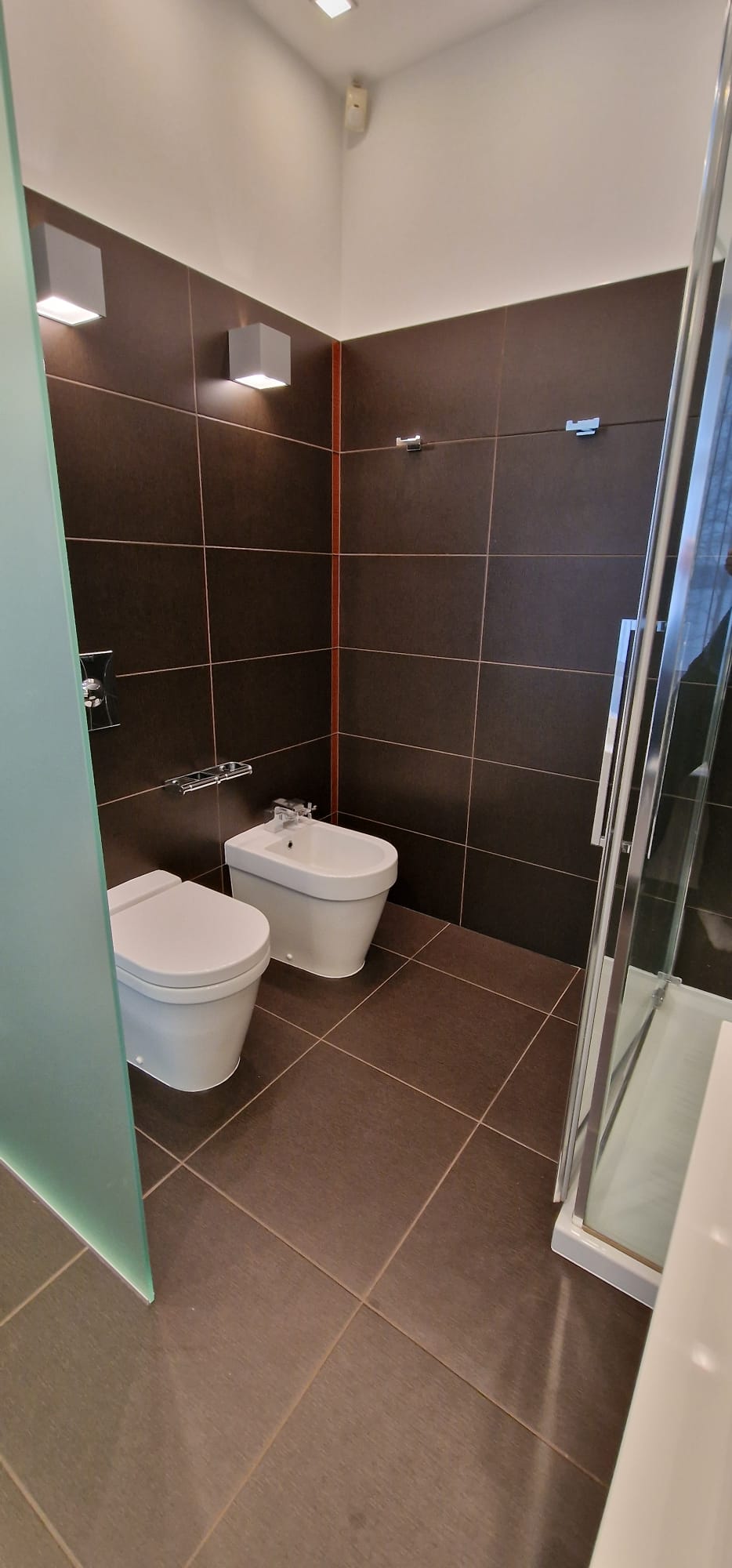 Izīrē māju, Alderi - Attēls 1