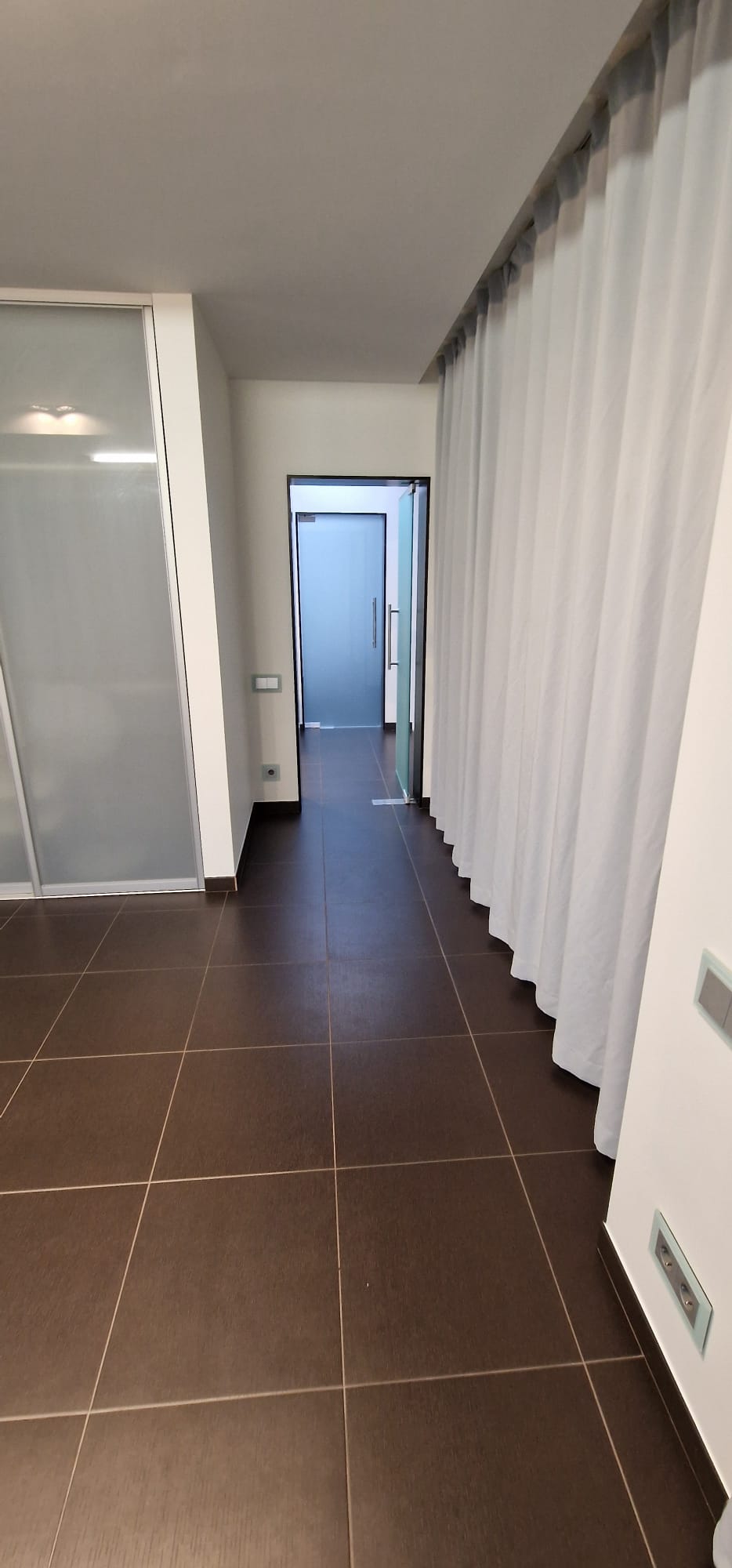 Izīrē māju, Alderi - Attēls 1