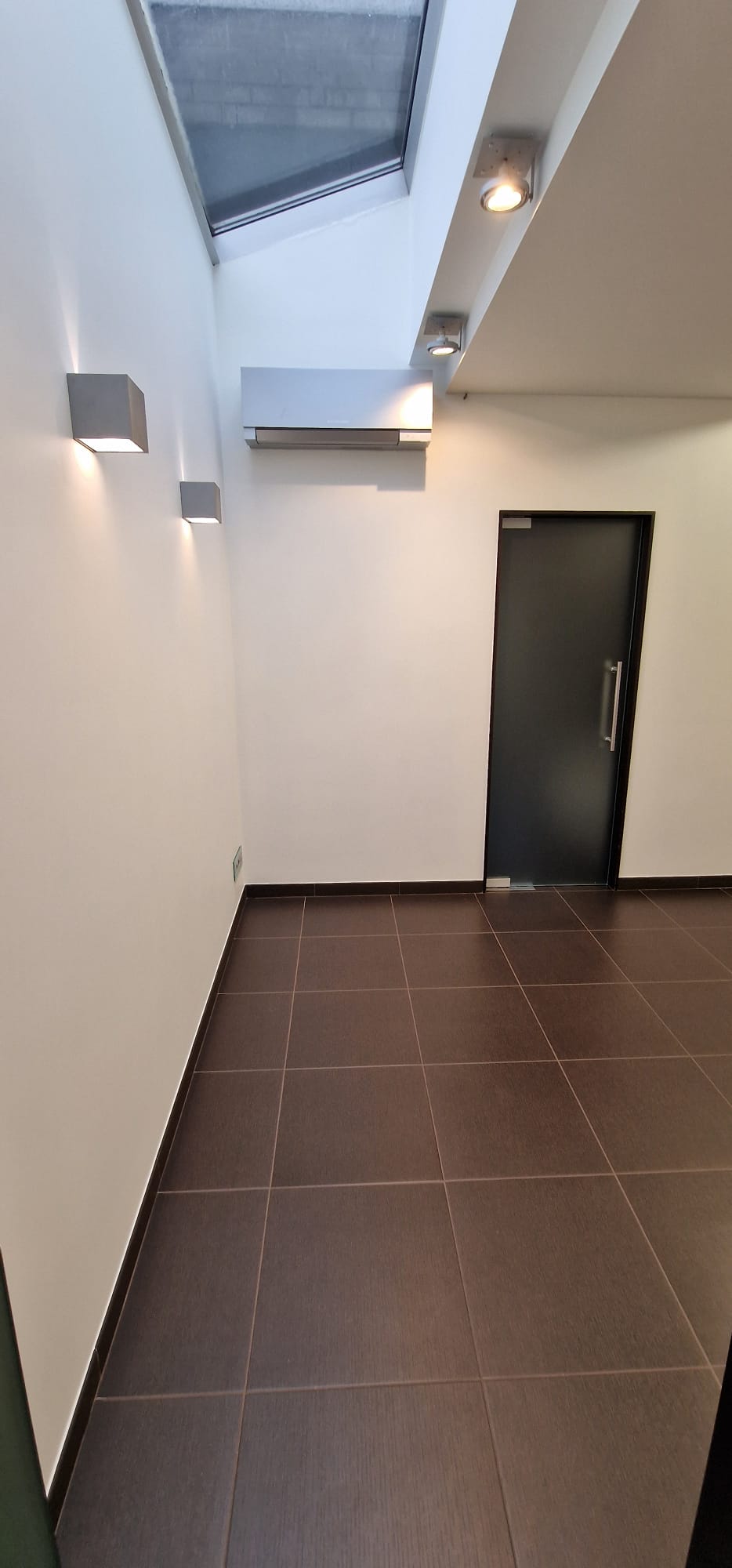 Izīrē māju, Alderi - Attēls 1