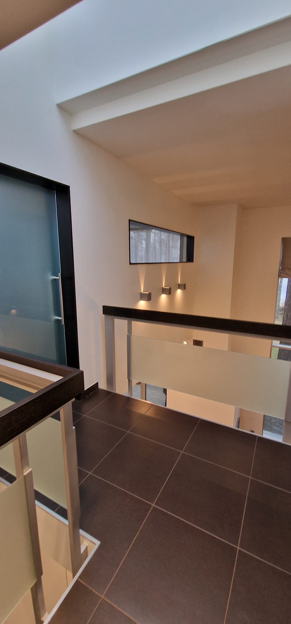 Izīrē māju, Alderi - Attēls 1