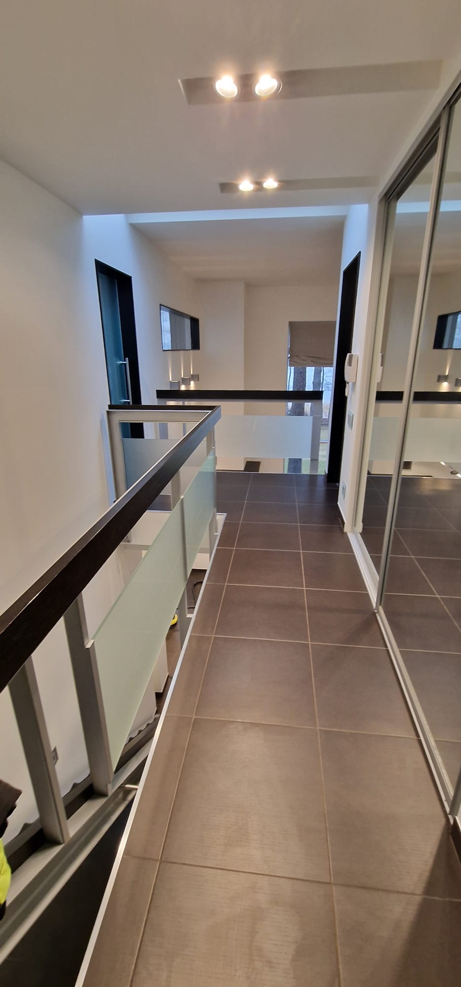 Izīrē māju, Alderi - Attēls 1