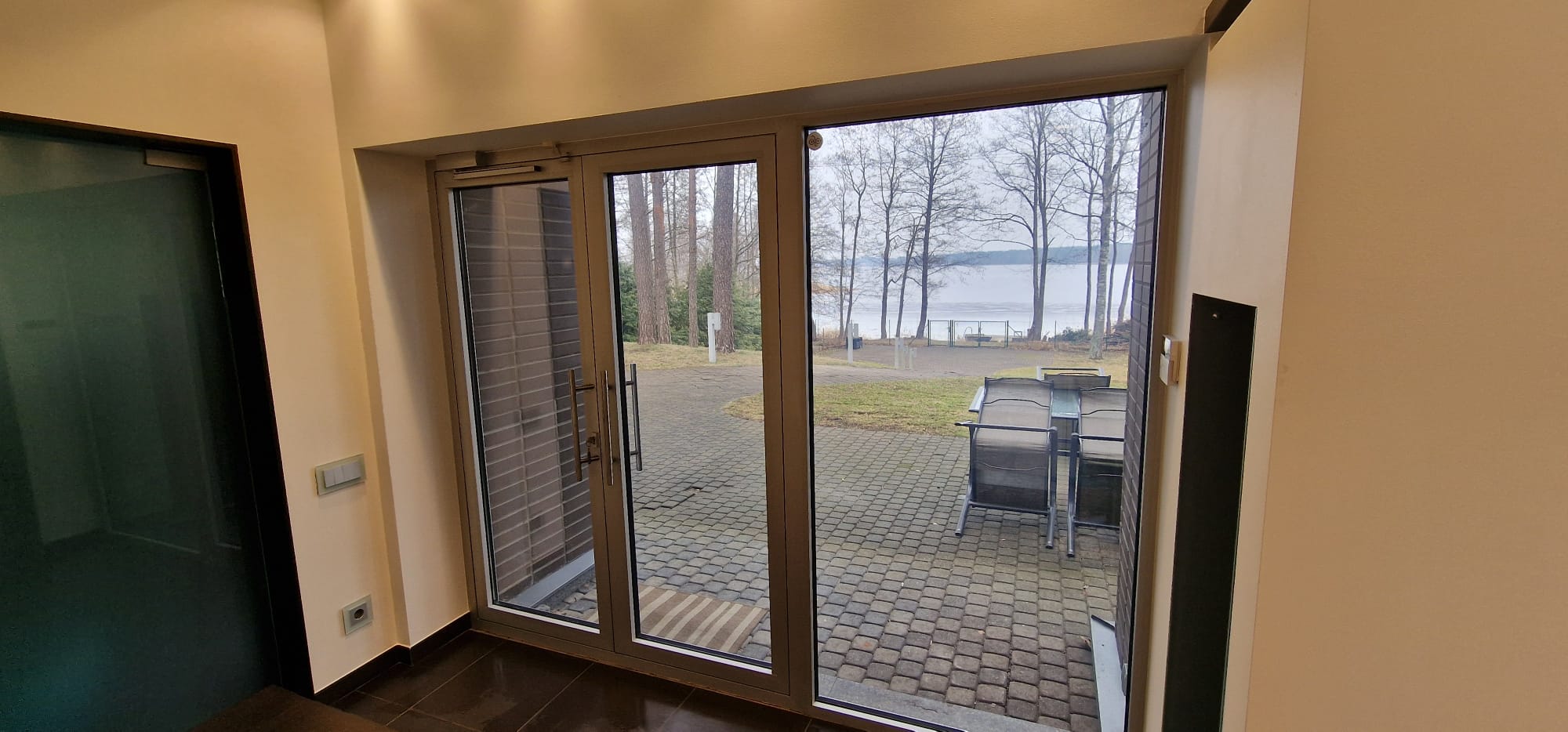 Izīrē māju, Alderi - Attēls 1