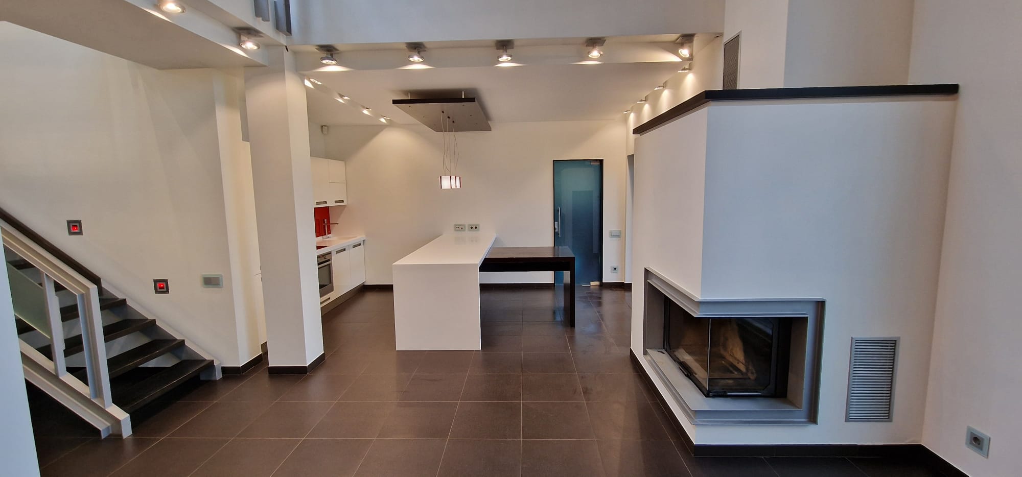 Izīrē māju, Alderi - Attēls 1