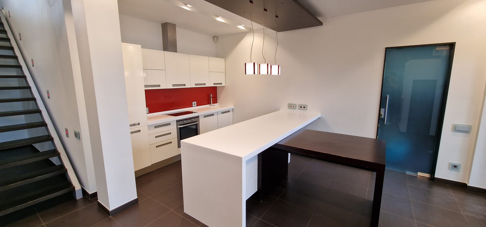 Izīrē māju, Alderi - Attēls 1