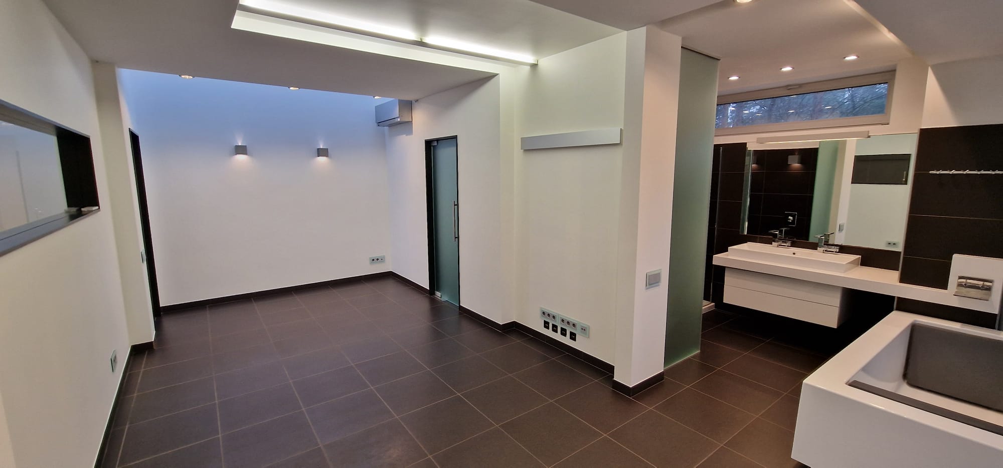 Izīrē māju, Alderi - Attēls 1