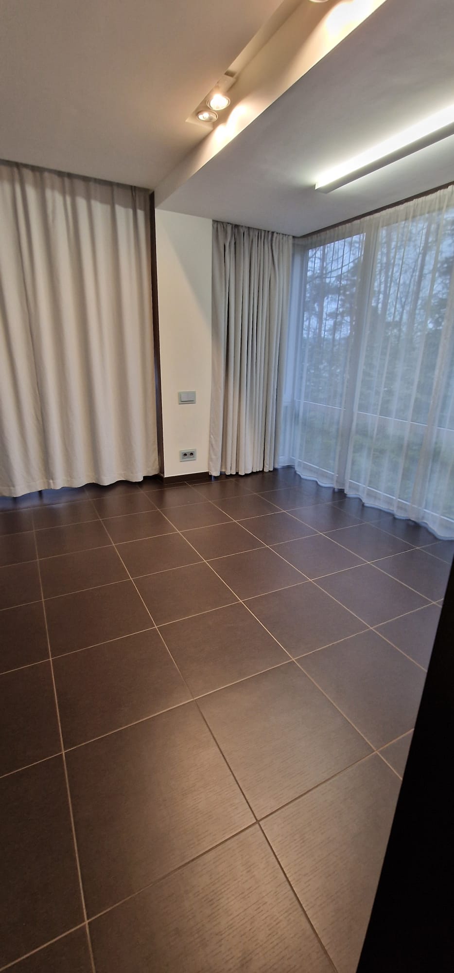 Izīrē māju, Alderi - Attēls 1