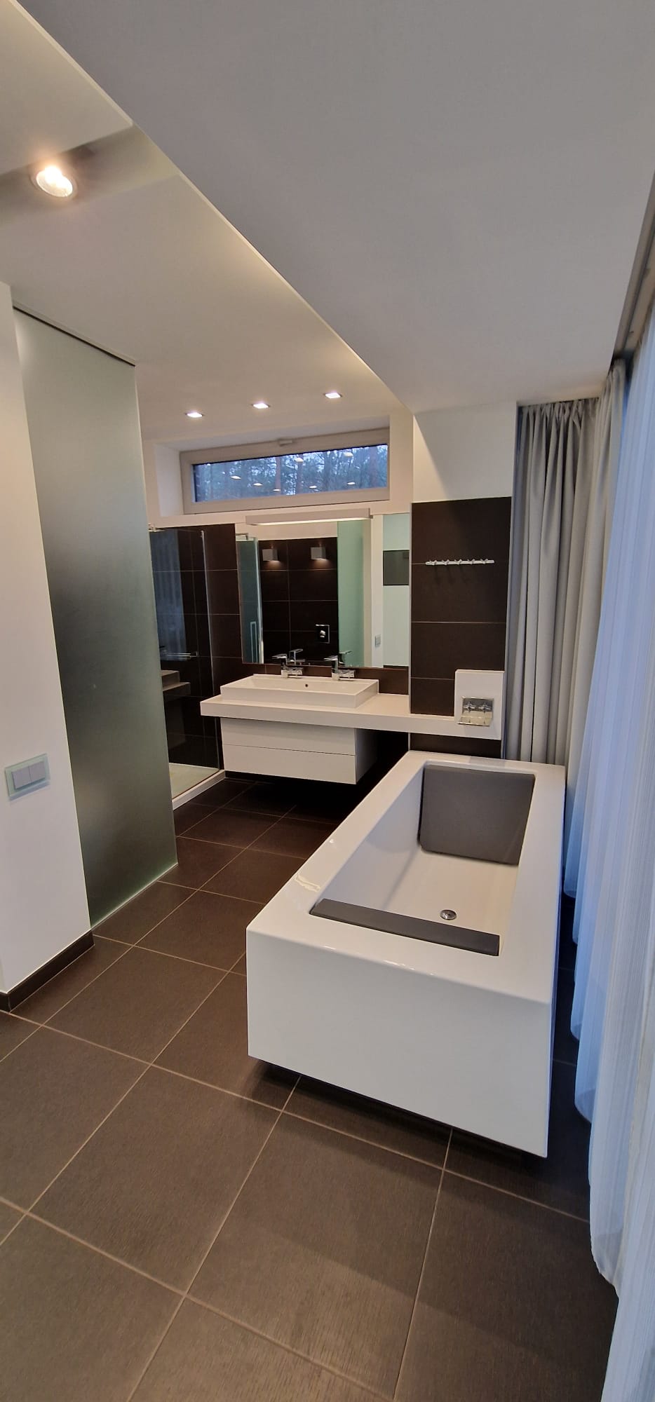 Izīrē māju, Alderi - Attēls 1