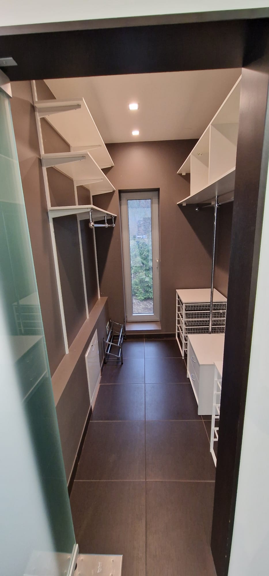 Izīrē māju, Alderi - Attēls 1