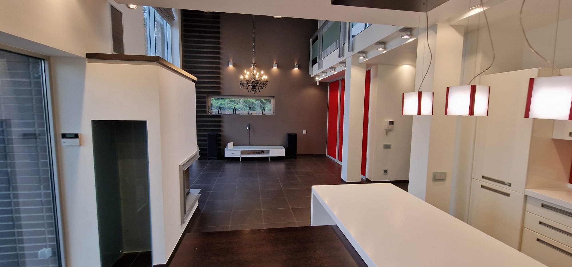 Izīrē māju, Alderi - Attēls 1