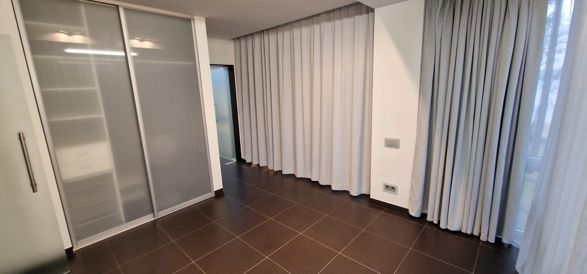 Izīrē māju, Alderi - Attēls 1