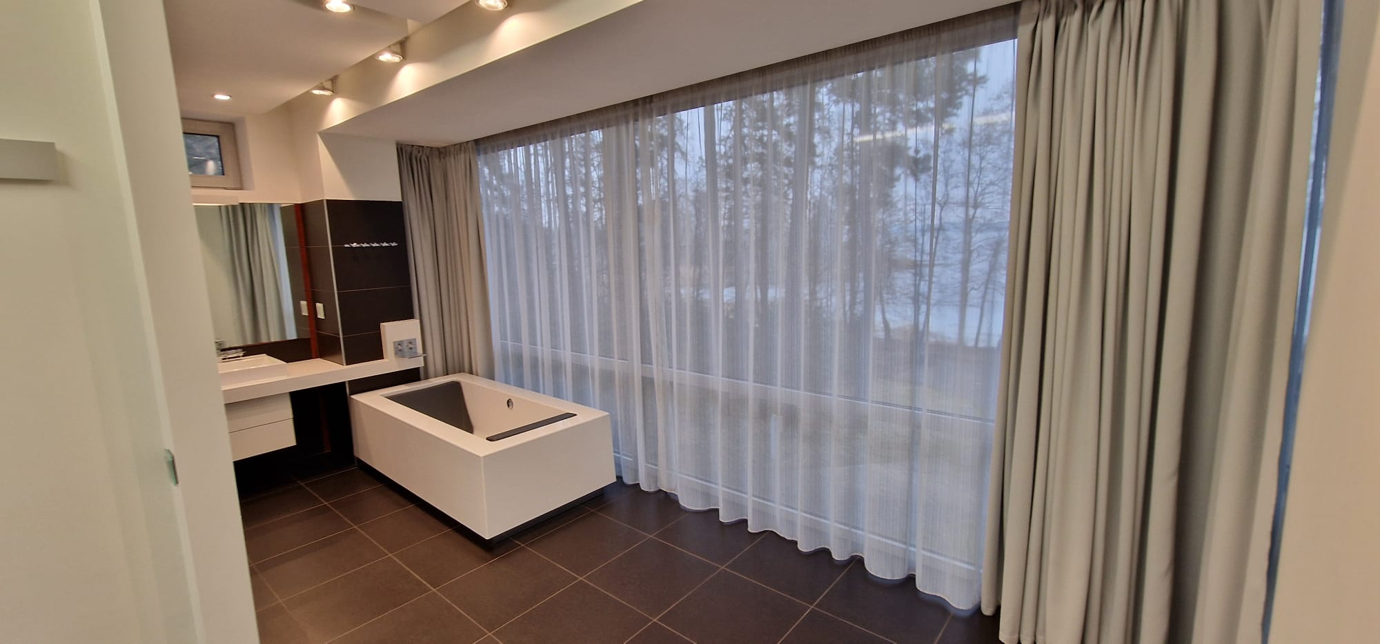 Izīrē māju, Alderi - Attēls 1