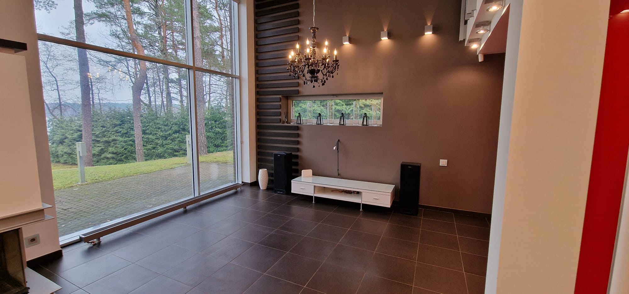 Izīrē māju, Alderi - Attēls 1