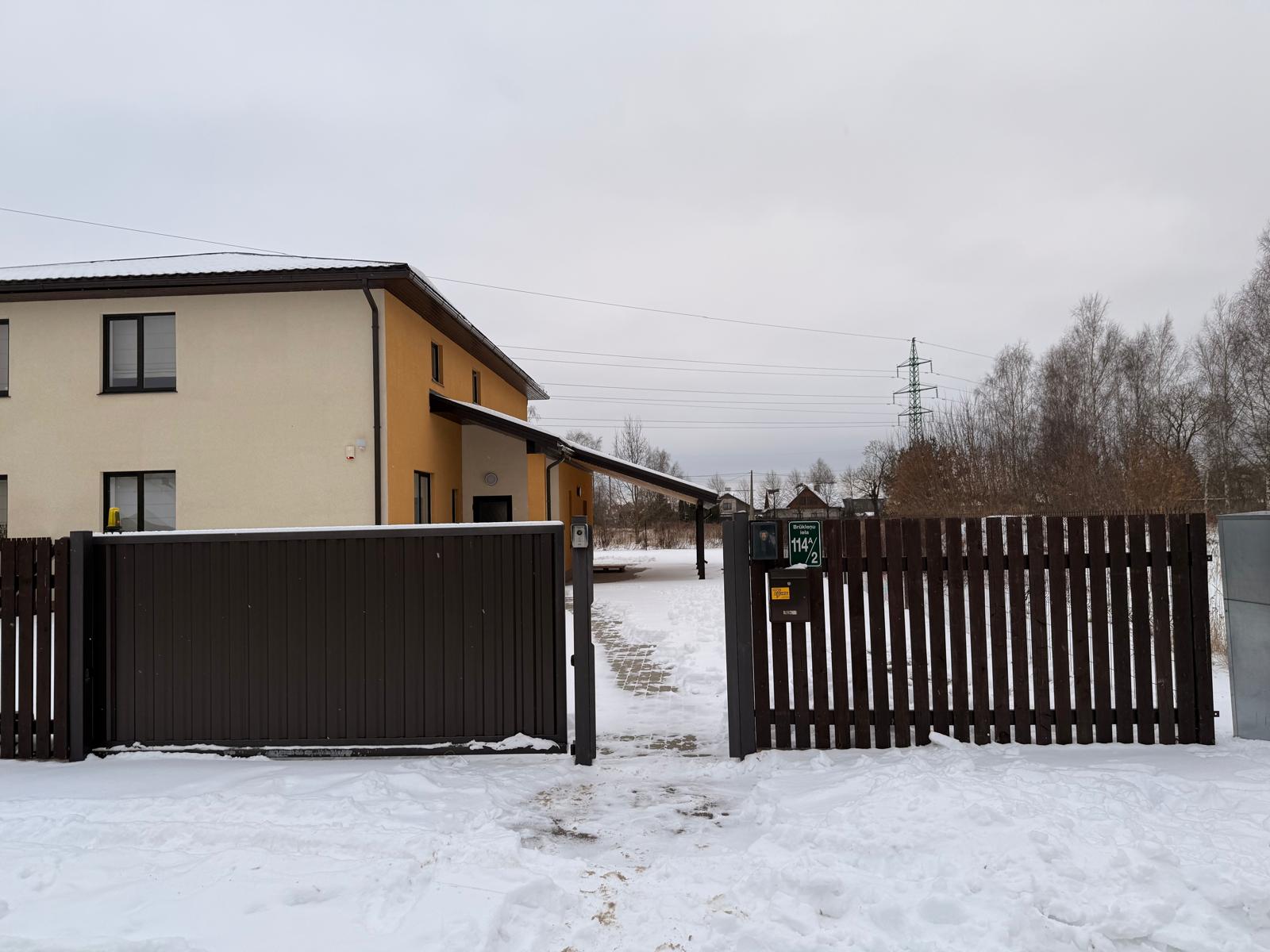 Izīrē māju, Brūkleņu iela - Attēls 1