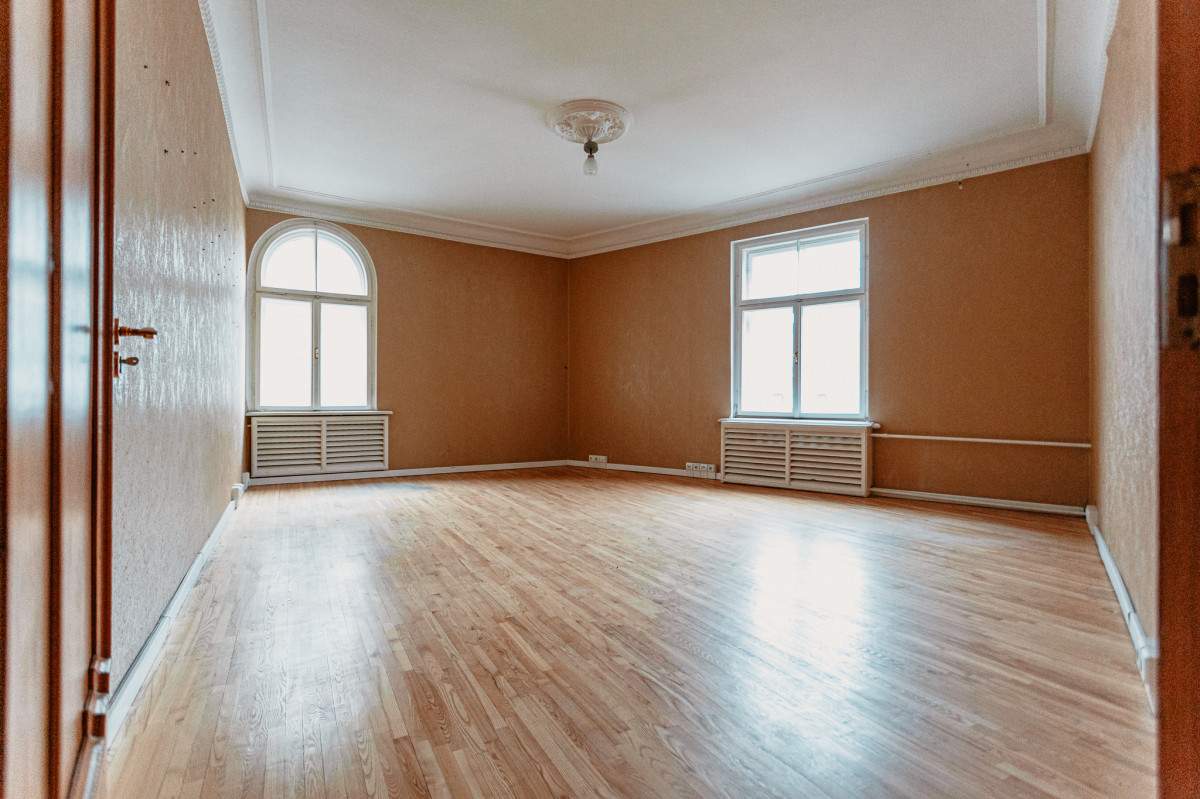 Pārdod namīpašumu, Teātra iela - Attēls 1