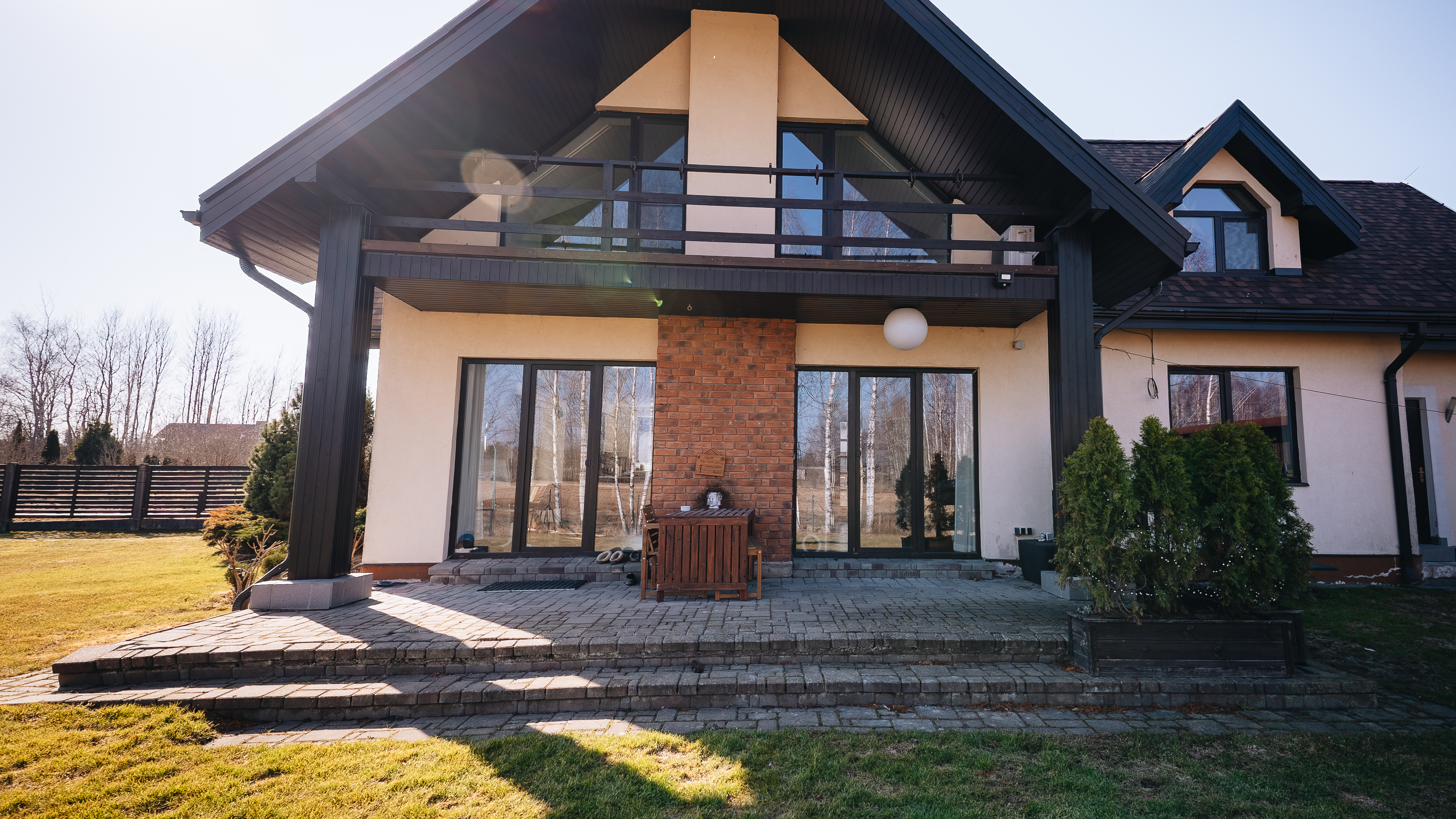 Pārdod māju, Gravu iela - Attēls 1