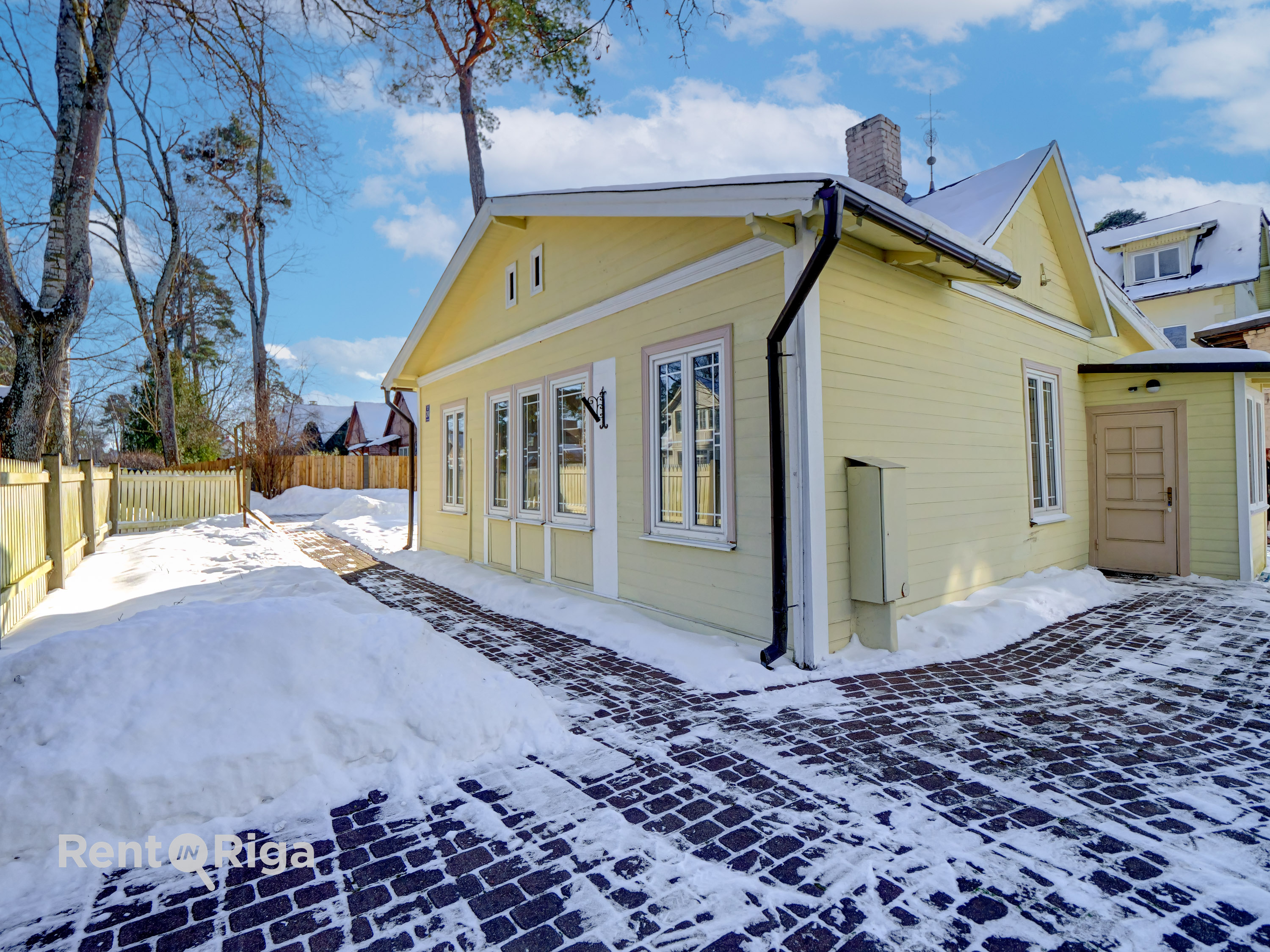 Pārdod māju, Teātra iela - Attēls 1