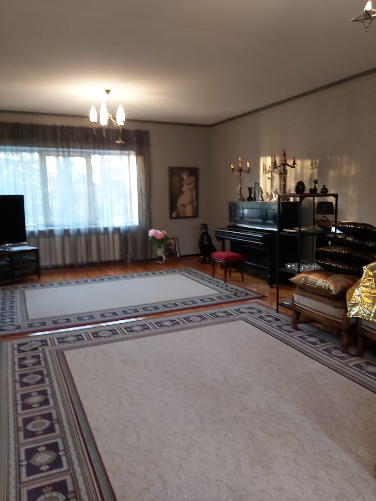 Pārdod māju, Vienības gatve - Attēls 1