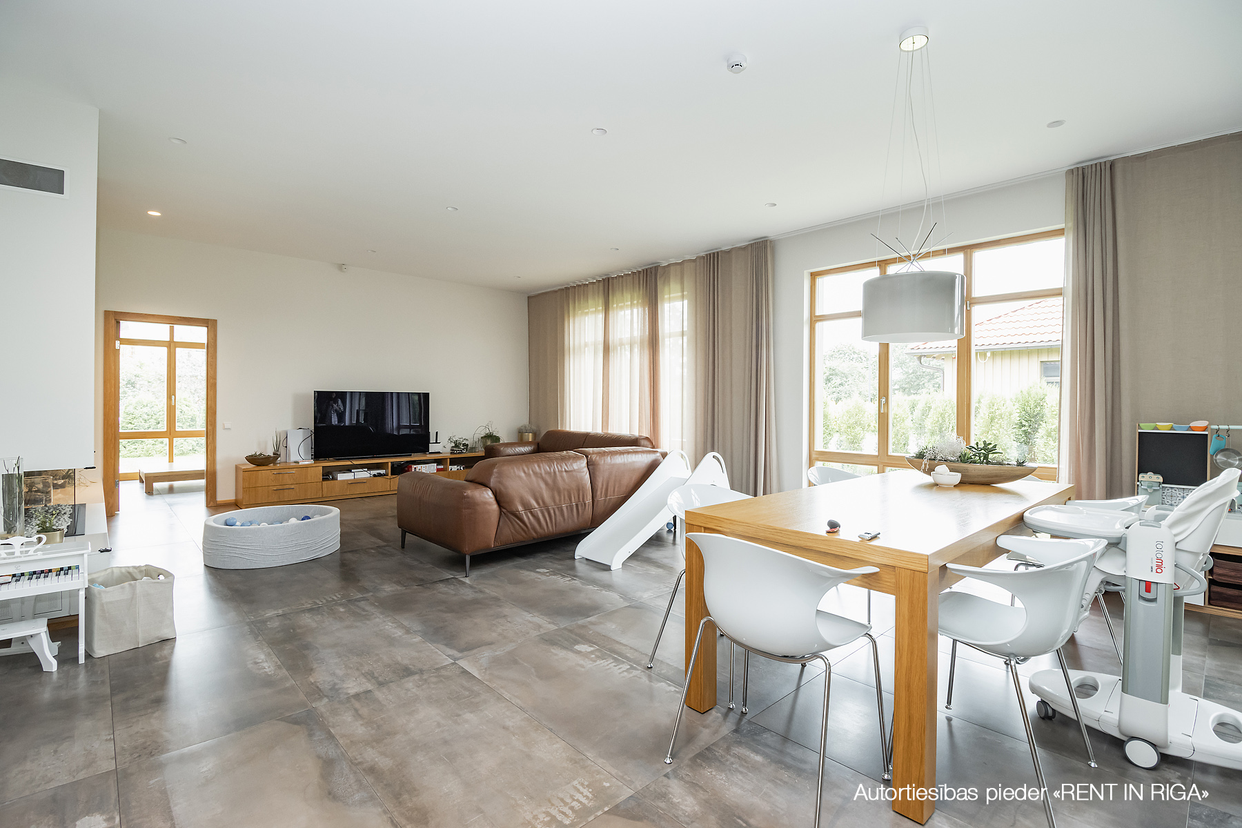 Izīrē māju, Skolas iela - Attēls 1