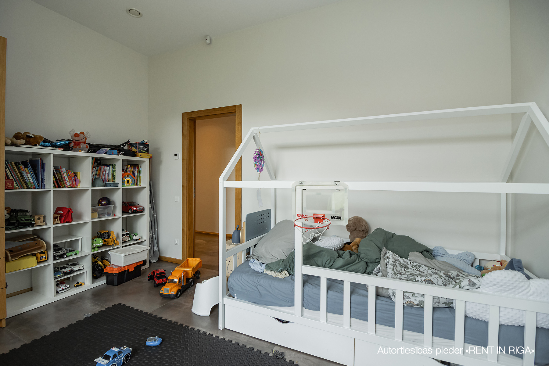 Izīrē māju, Skolas iela - Attēls 1