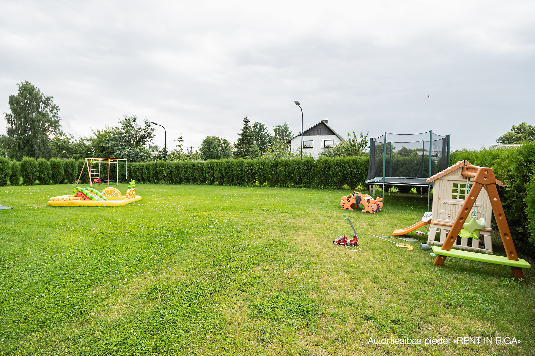 Izīrē māju, Skolas iela - Attēls 1