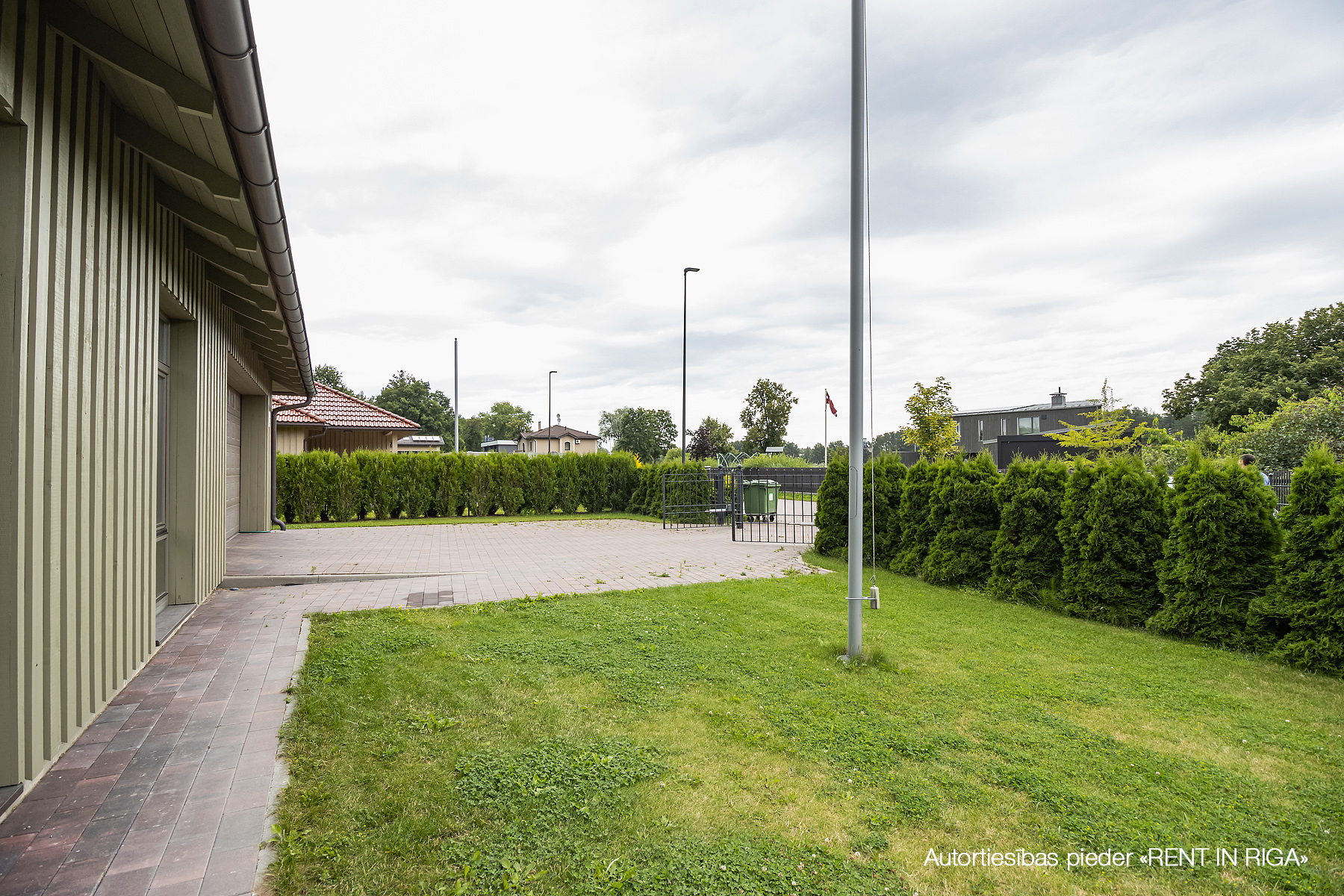 Izīrē māju, Skolas iela - Attēls 1