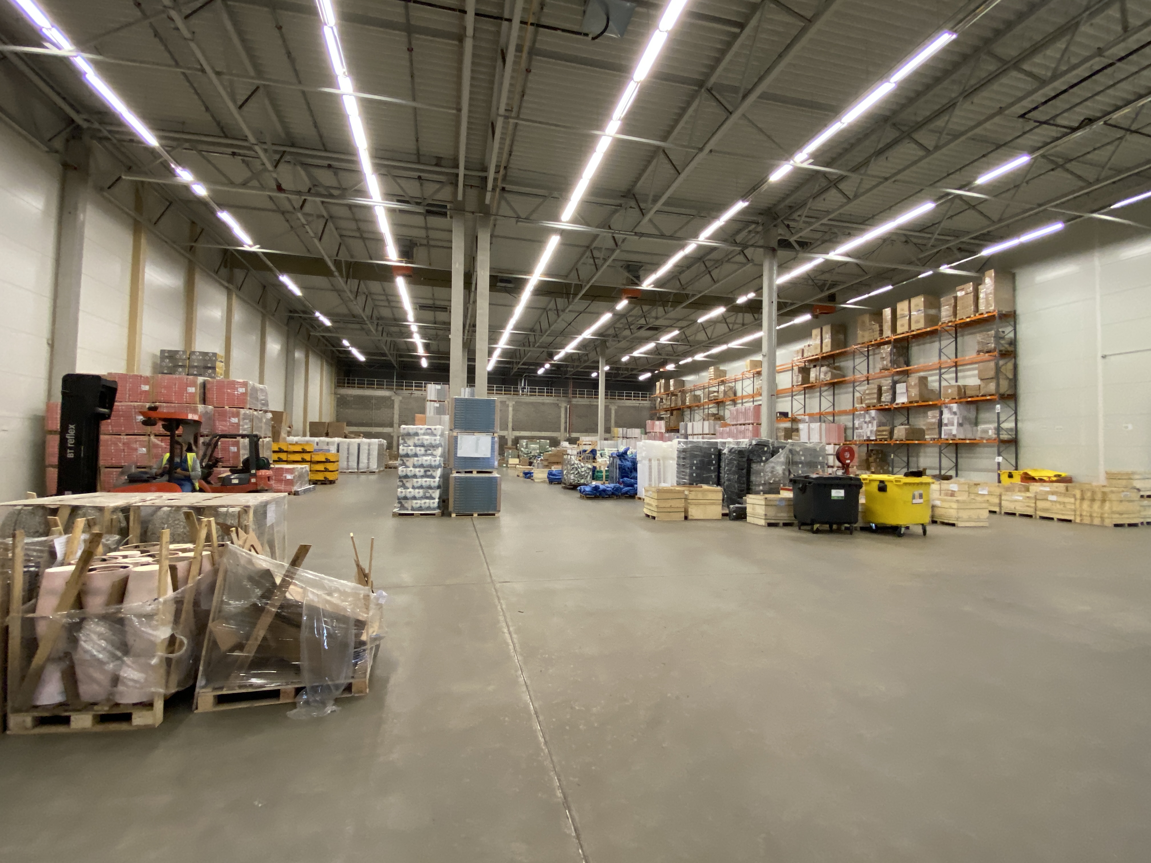 Iznomā noliktavu, Dominante iela - Attēls 1