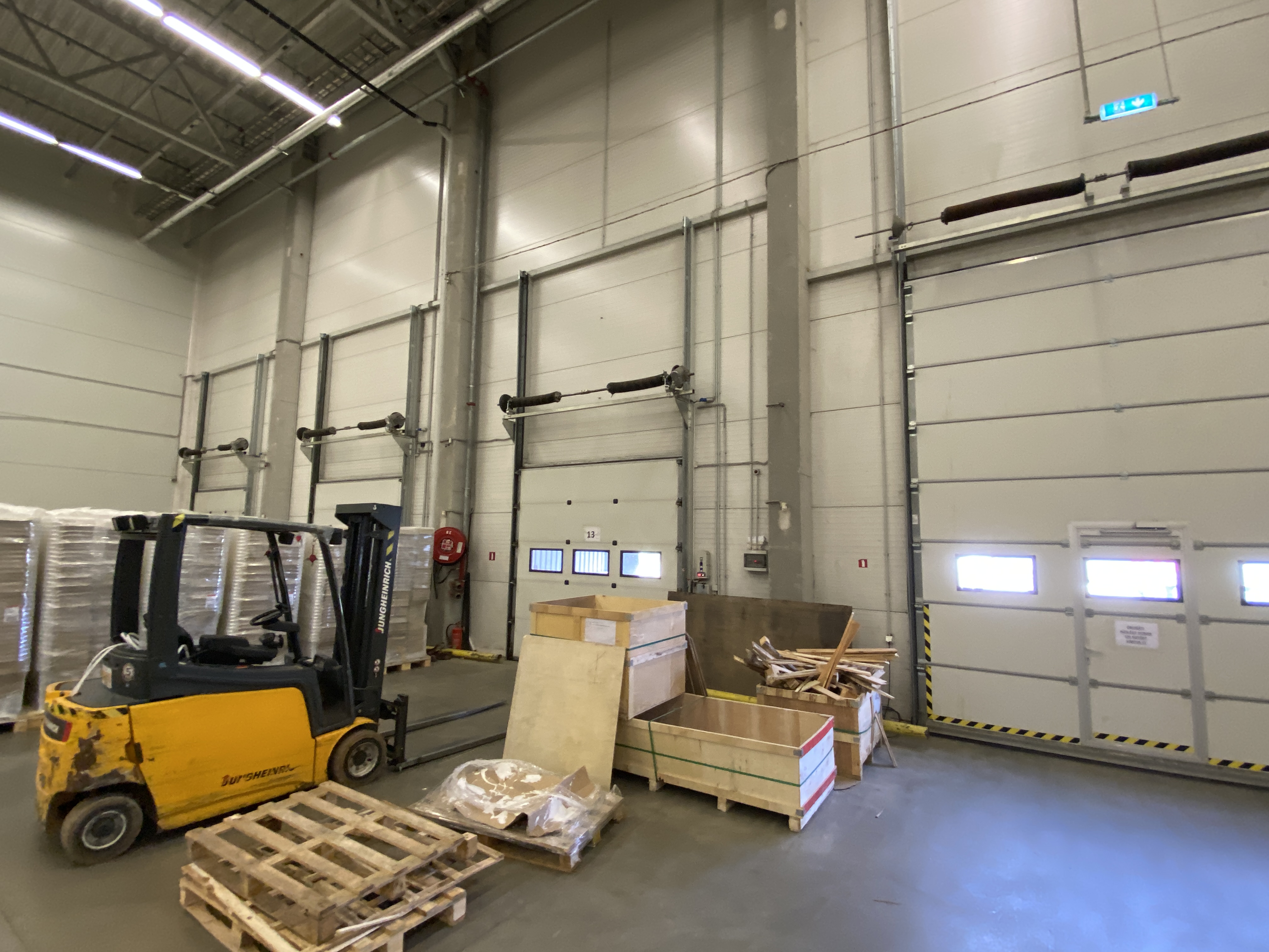 Iznomā noliktavu, Dominante iela - Attēls 1