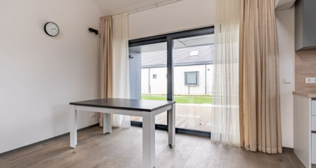 Izīrē māju, Jūras iela - Attēls 1