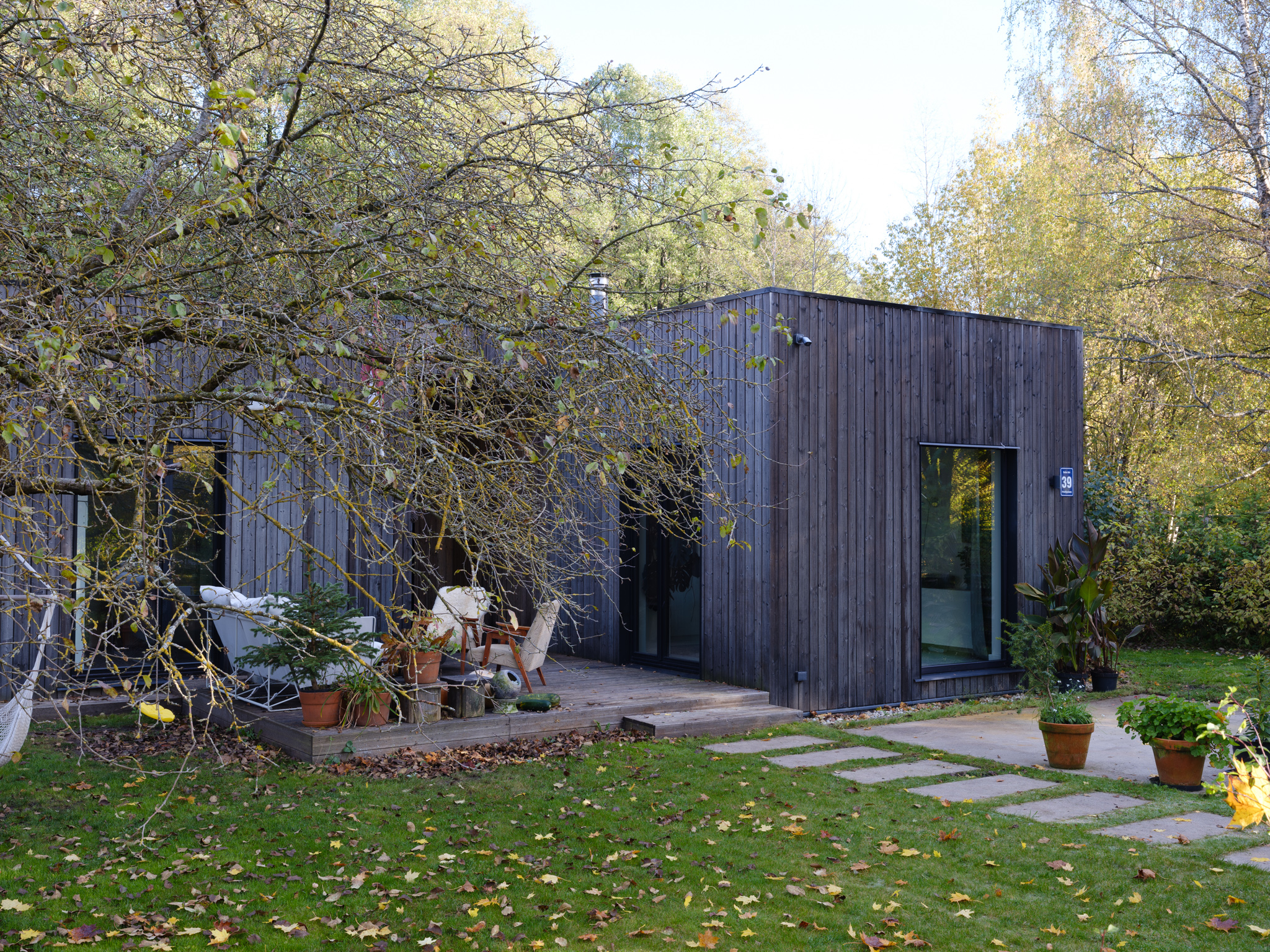 Pārdod māju, Codes iela - Attēls 1