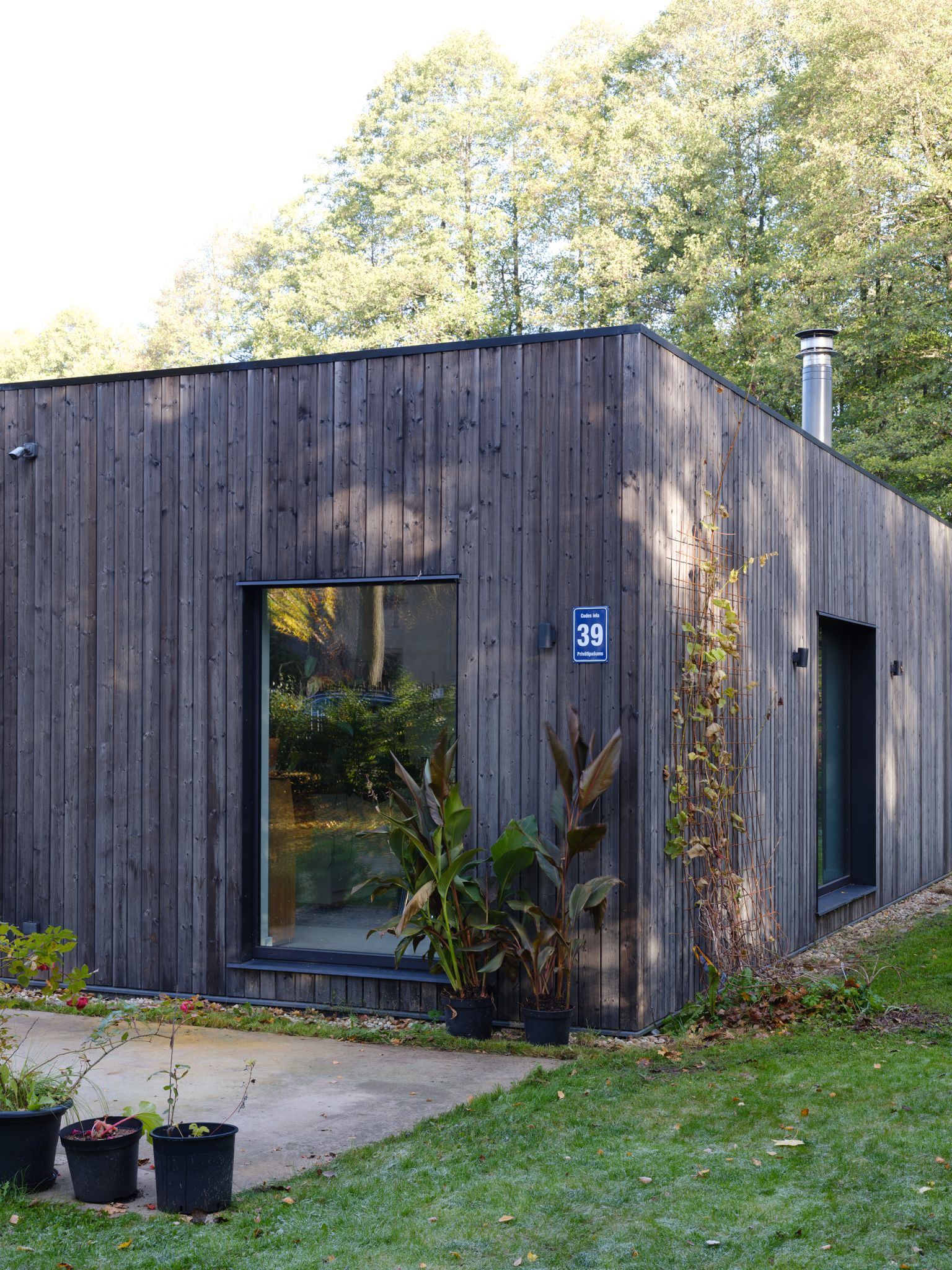 Pārdod māju, Codes iela - Attēls 1