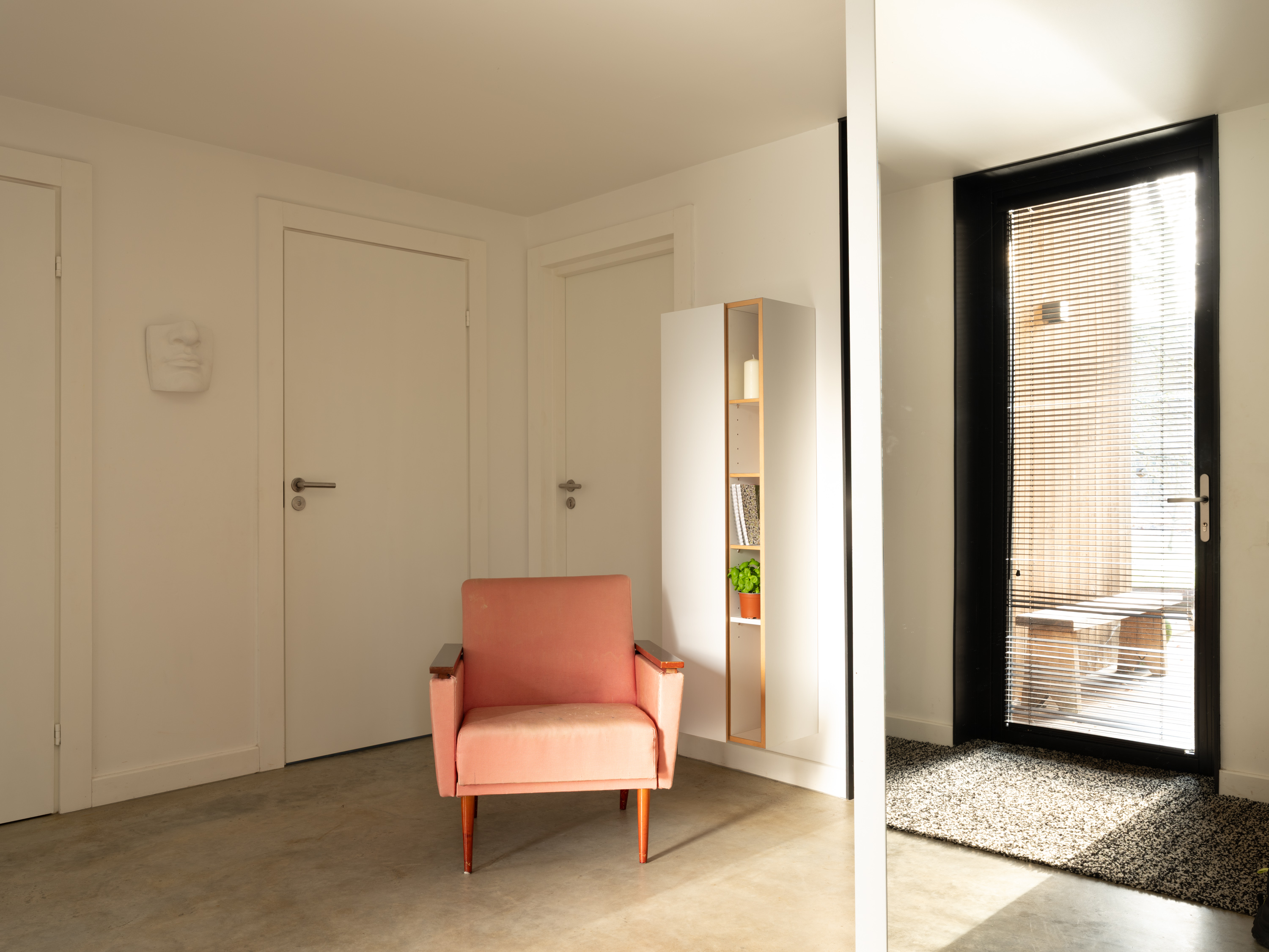 Pārdod māju, Codes iela - Attēls 1