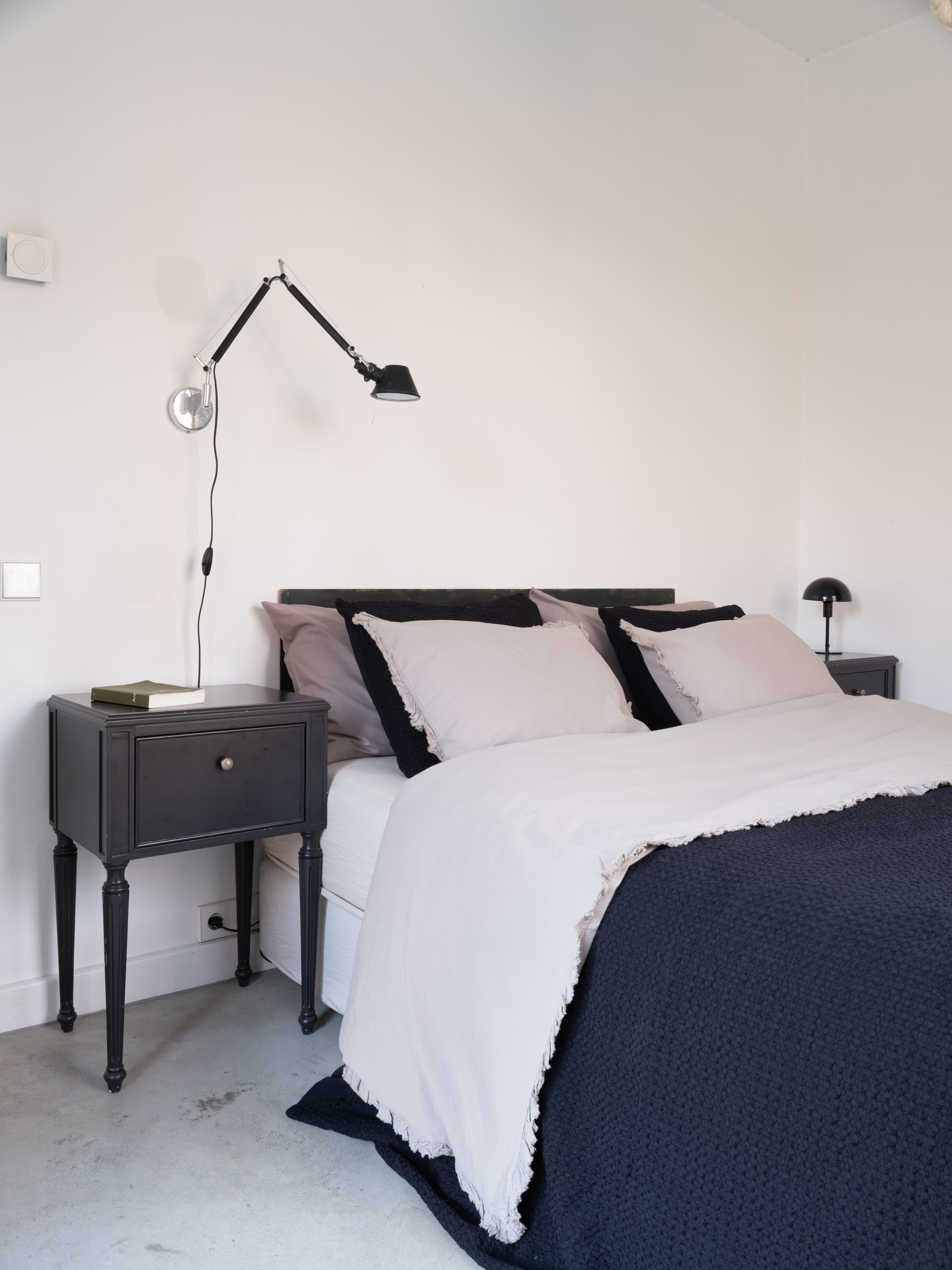 Pārdod māju, Codes iela - Attēls 1