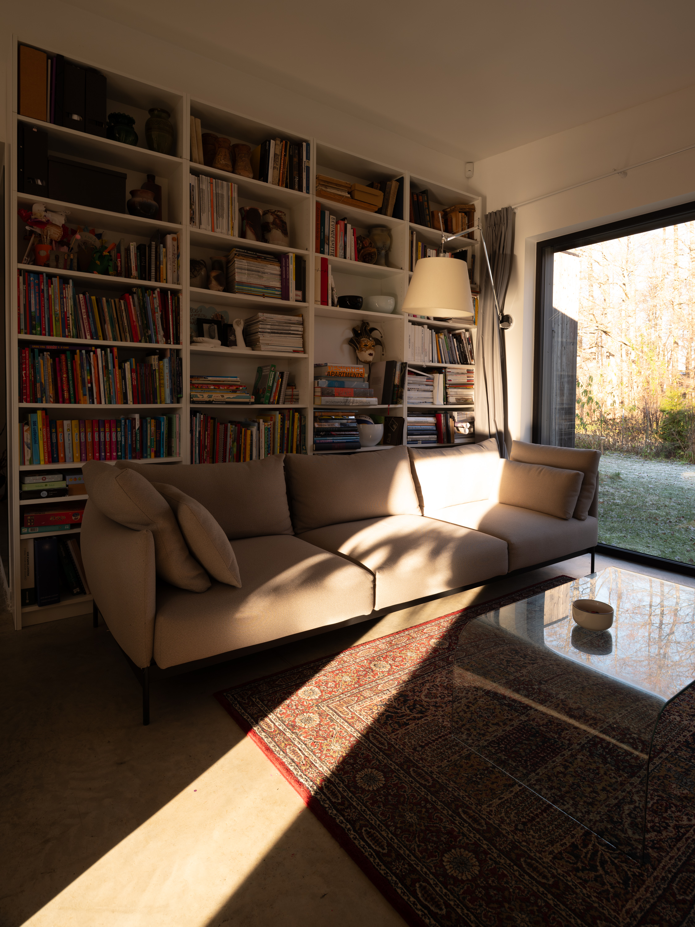 Pārdod māju, Codes iela - Attēls 1