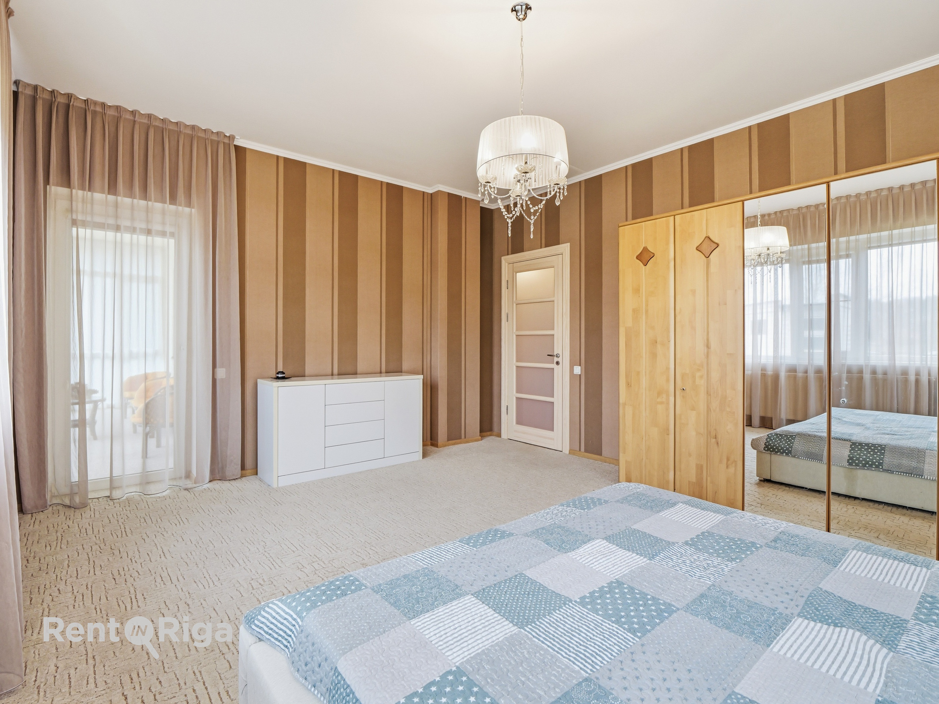 Izīrē māju, Spilves iela - Attēls 1