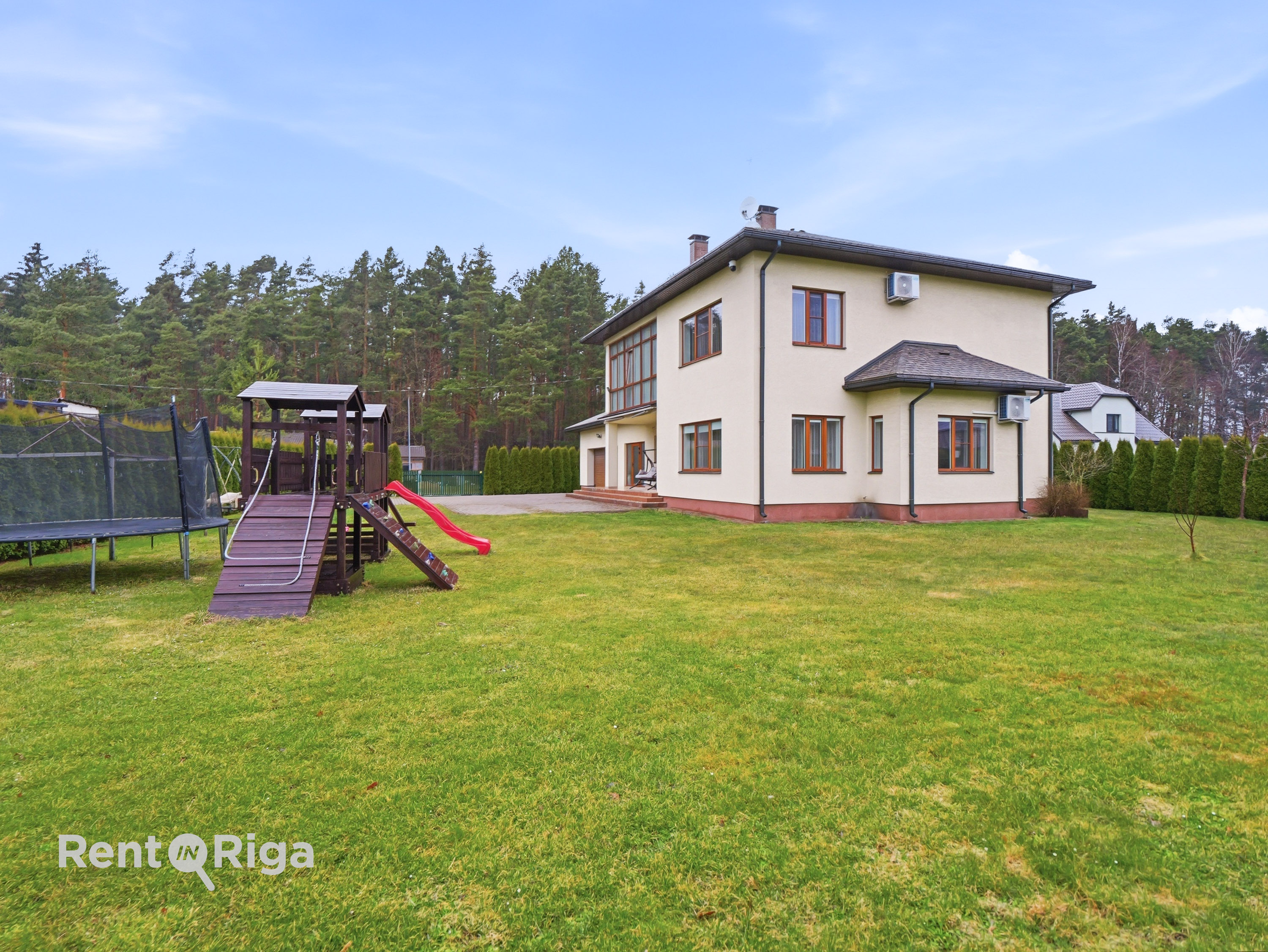 Izīrē māju, Spilves iela - Attēls 1