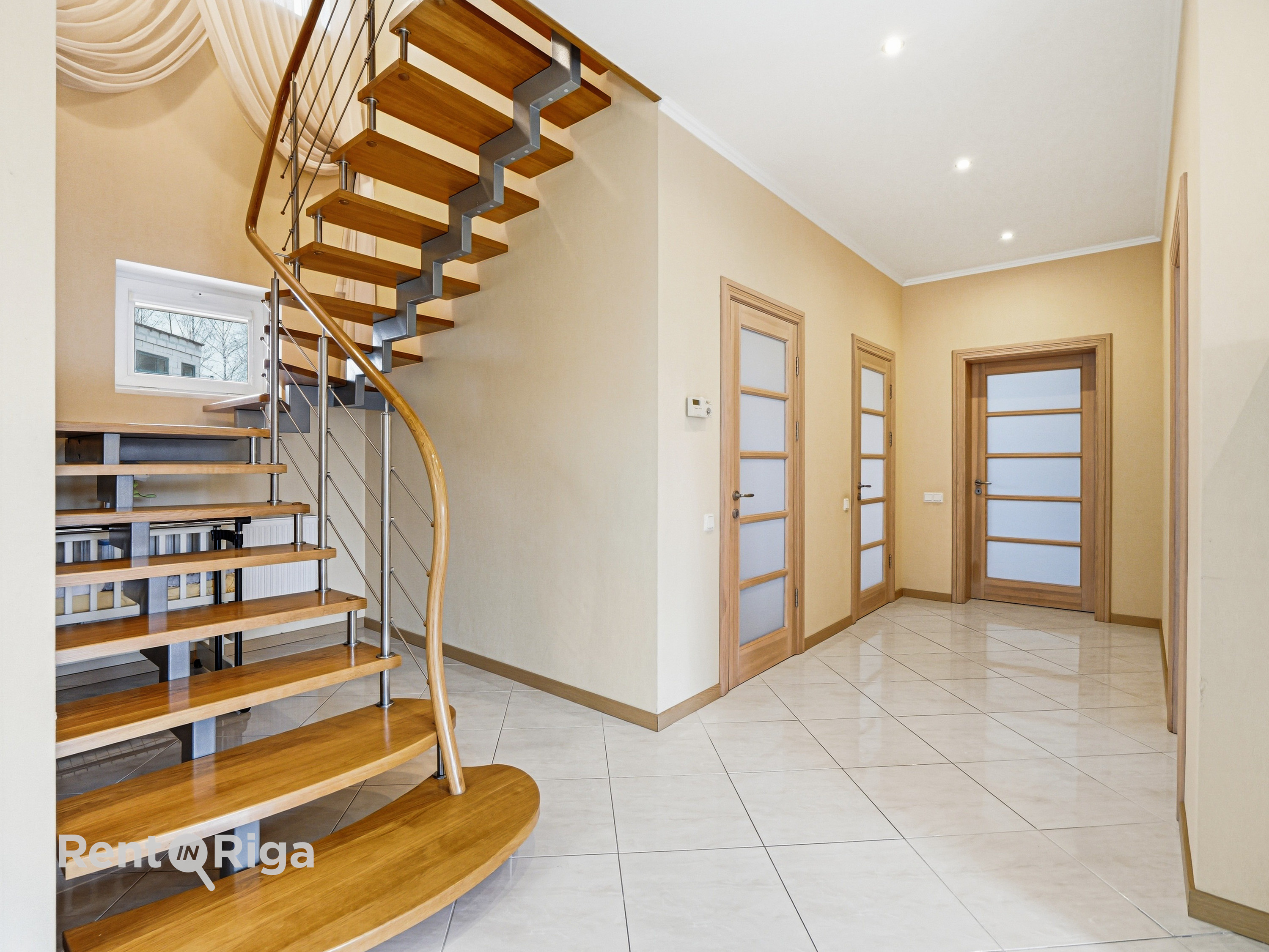 Izīrē māju, Spilves iela - Attēls 1