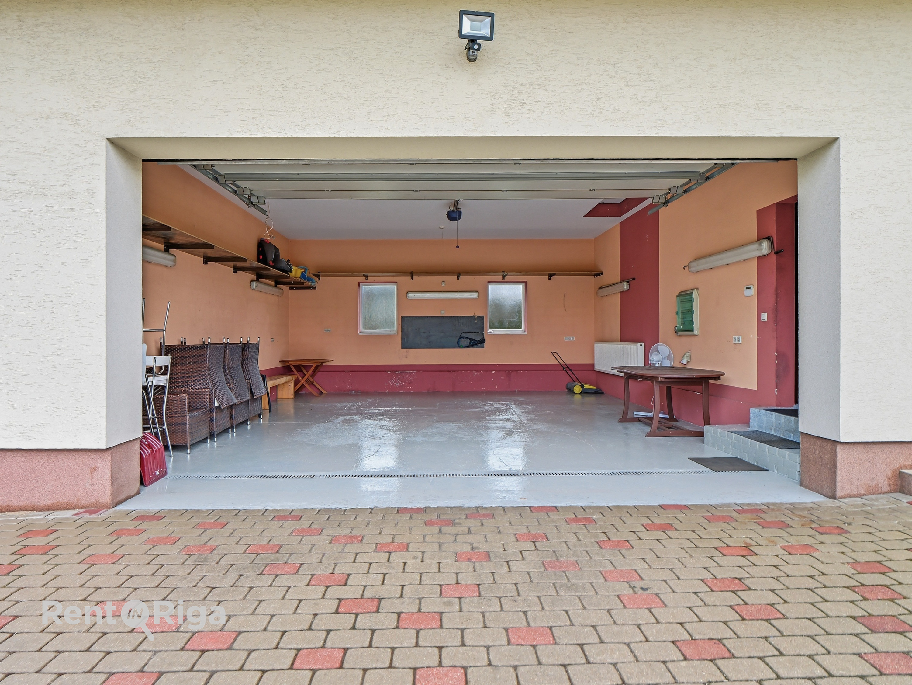 Izīrē māju, Spilves iela - Attēls 1