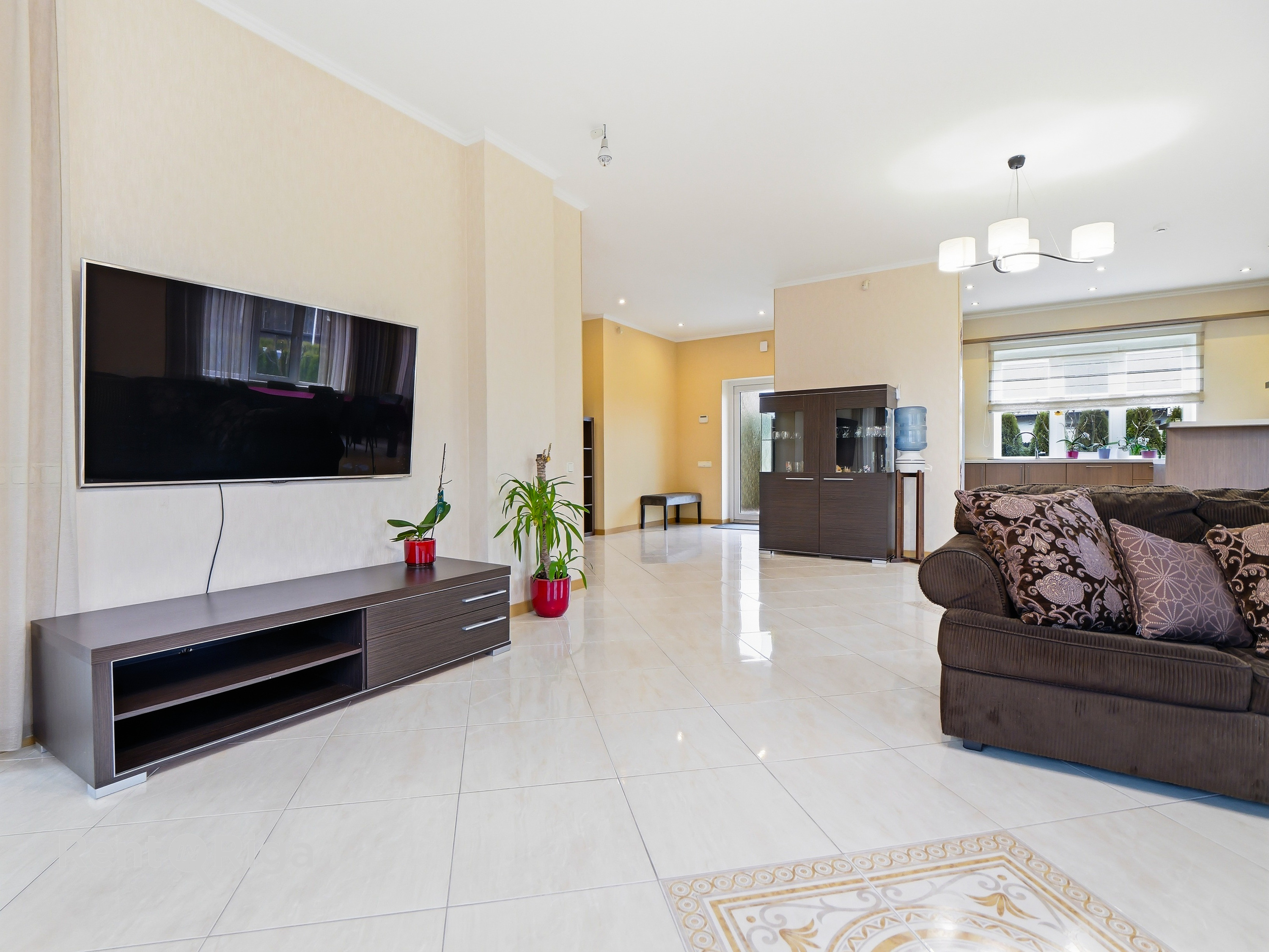 Izīrē māju, Spilves iela - Attēls 1