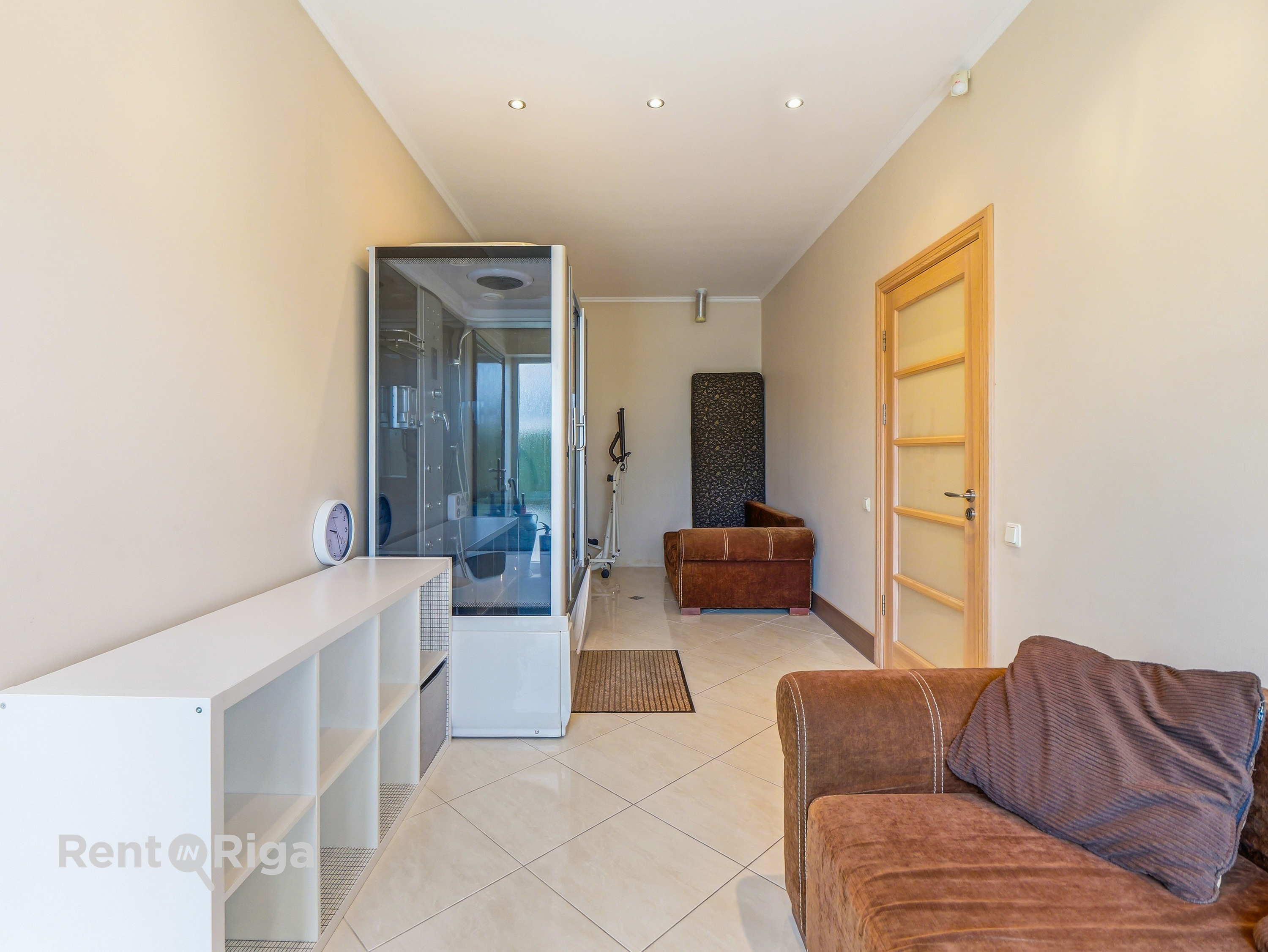 Izīrē māju, Spilves iela - Attēls 1