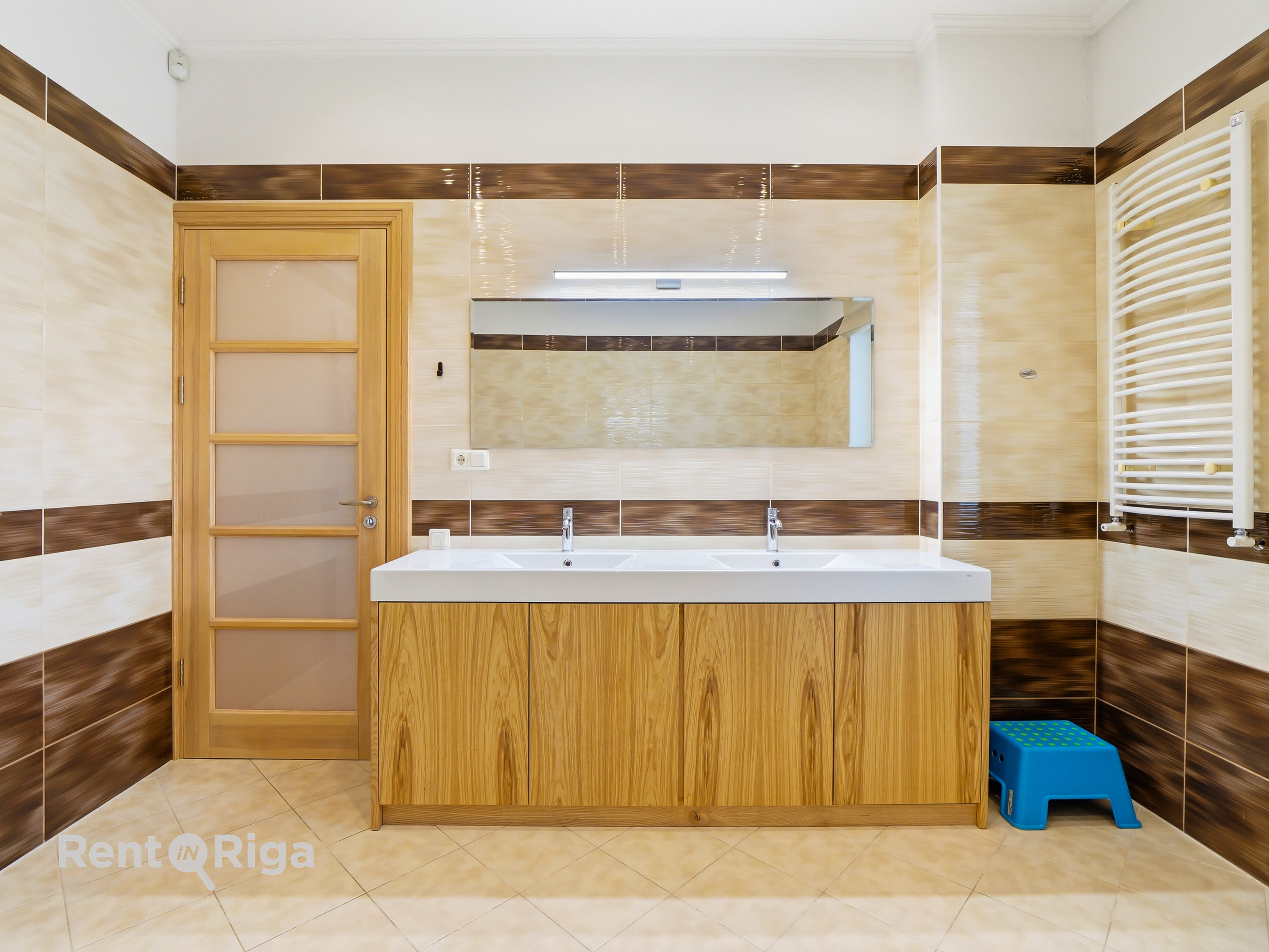 Izīrē māju, Spilves iela - Attēls 1