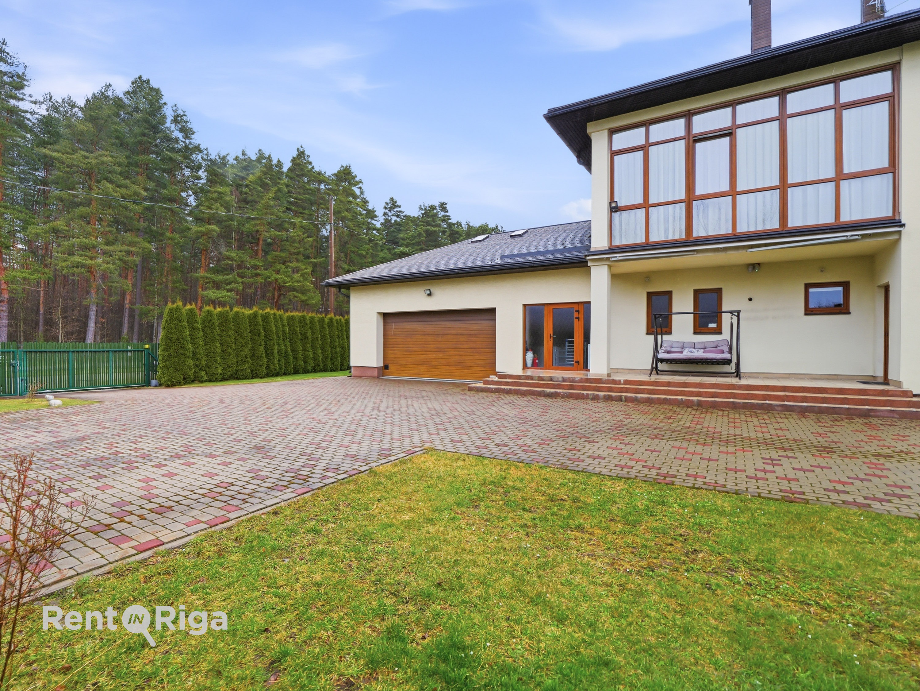 Izīrē māju, Spilves iela - Attēls 1