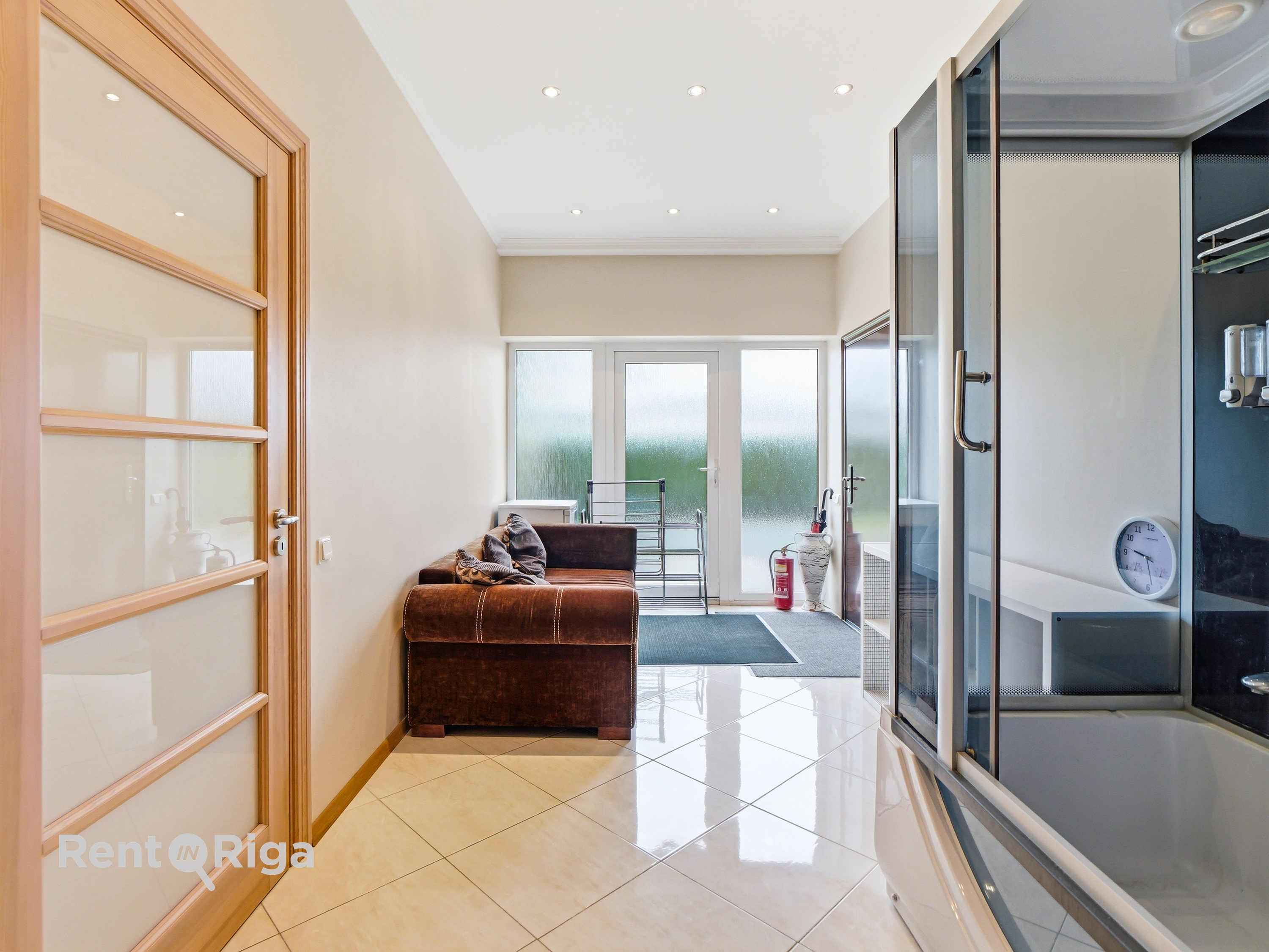 Izīrē māju, Spilves iela - Attēls 1