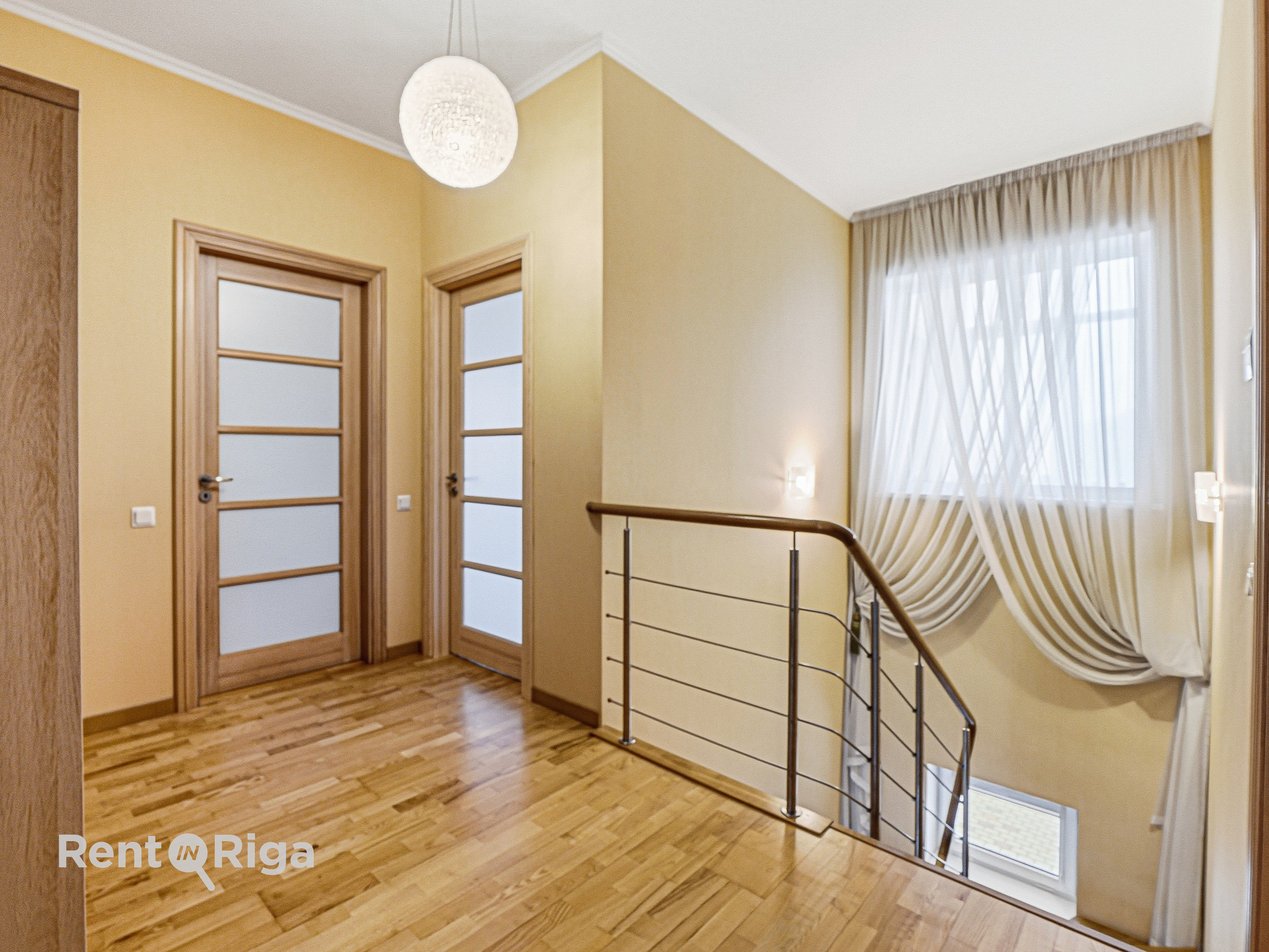 Izīrē māju, Spilves iela - Attēls 1