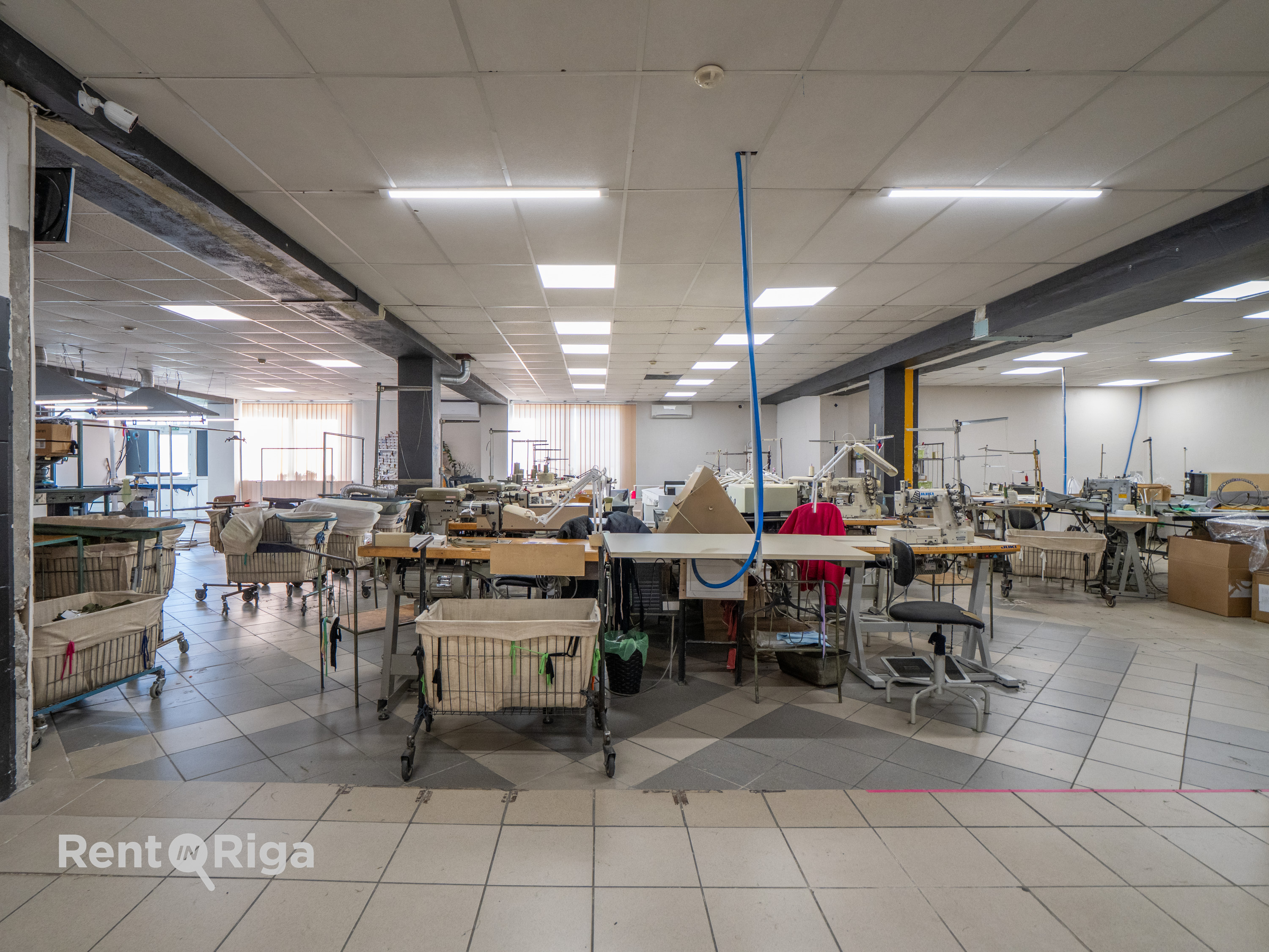 Pārdod noliktavu, Skolas iela - Attēls 1