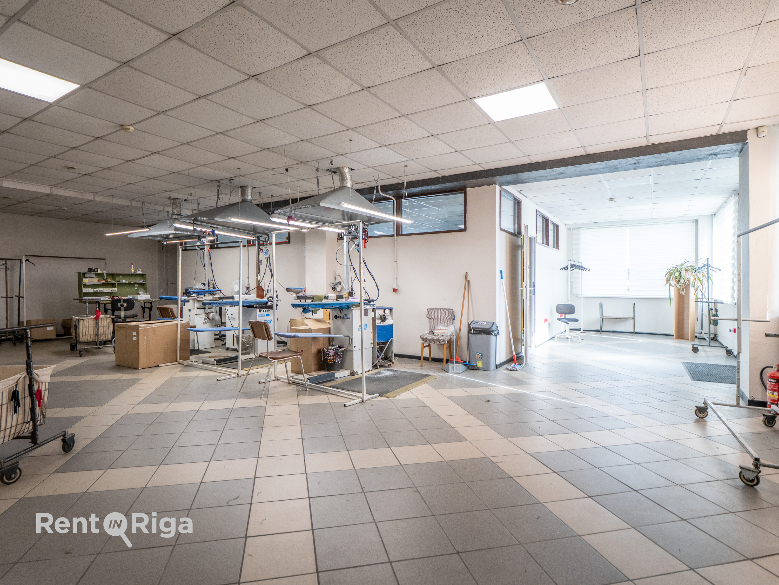 Pārdod noliktavu, Skolas iela - Attēls 1