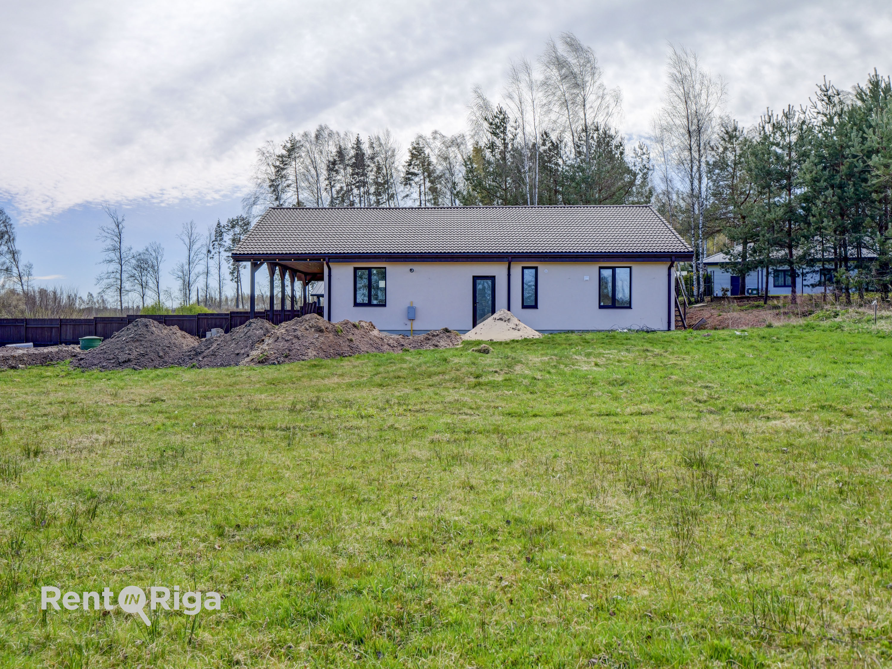 Izīrē māju, Jaunaustras iela - Attēls 1