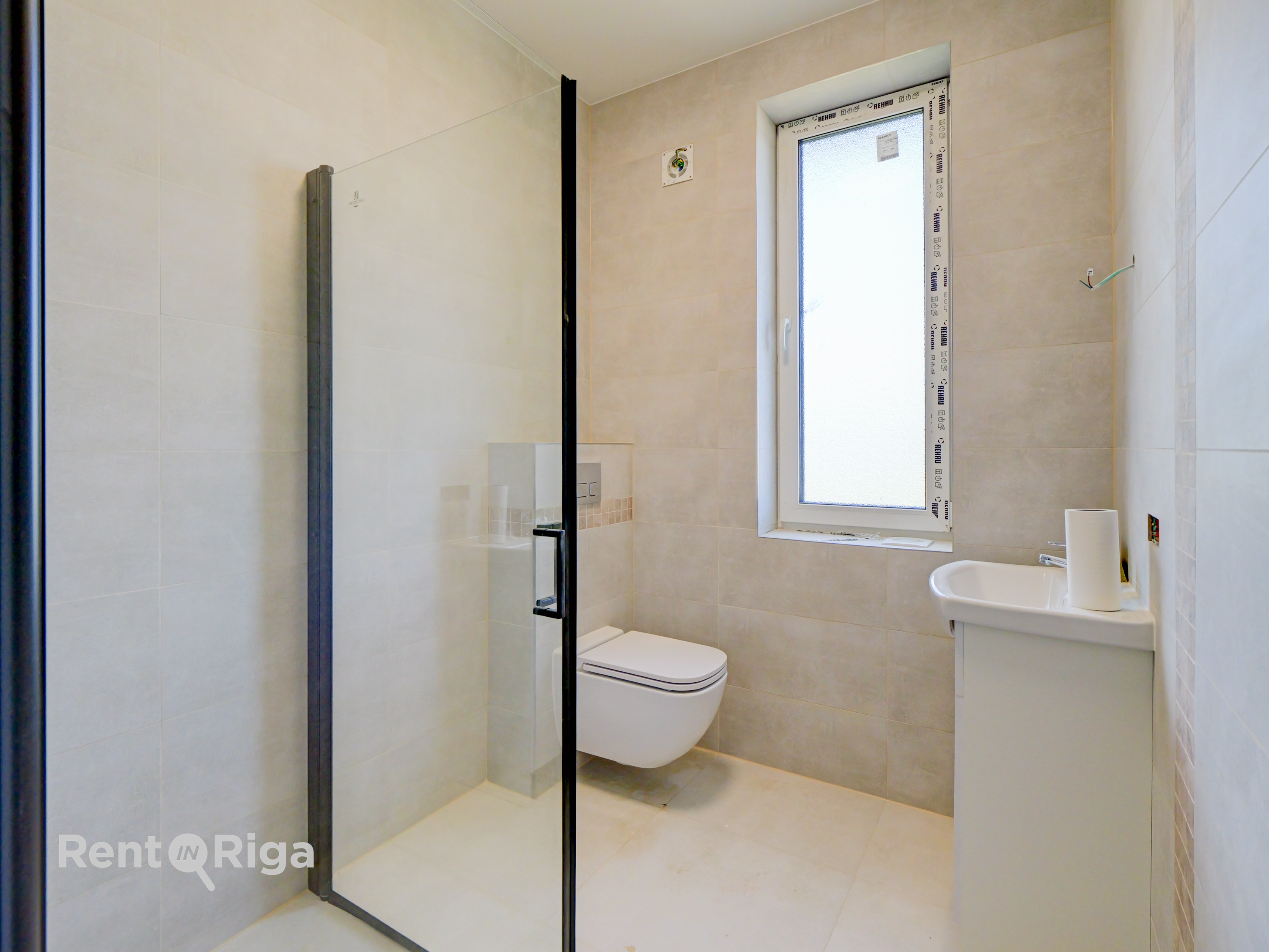 Izīrē māju, Jaunaustras iela - Attēls 1