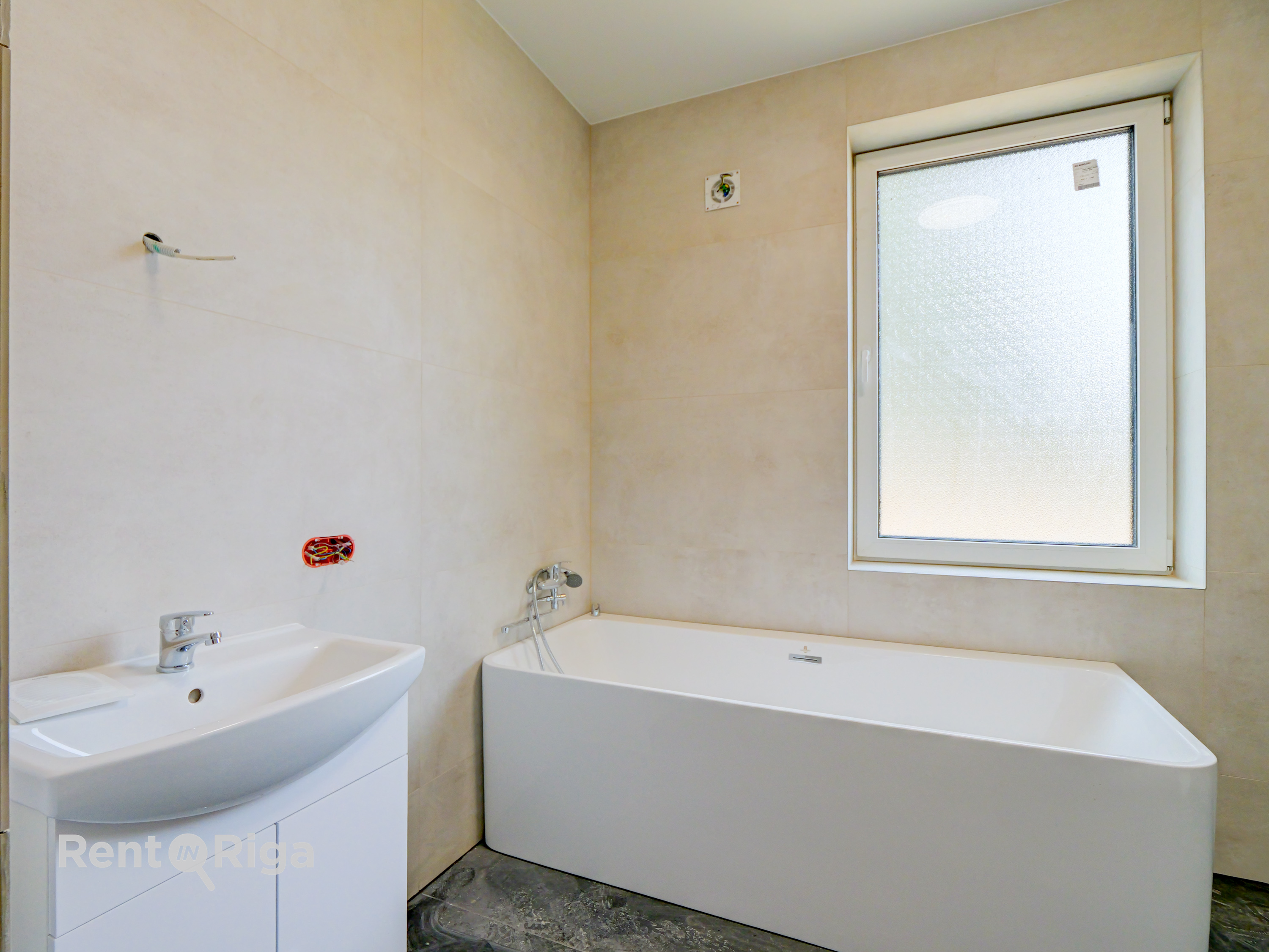 Izīrē māju, Jaunaustras iela - Attēls 1