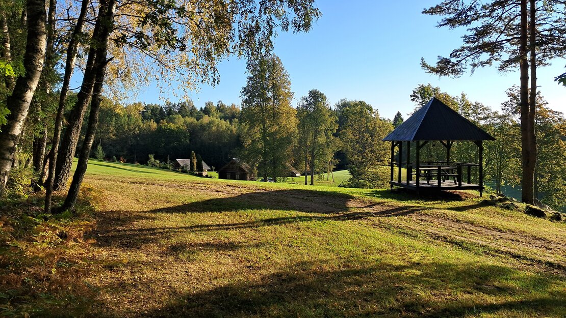 Pārdod zemi, Ielejas iela - Attēls 1