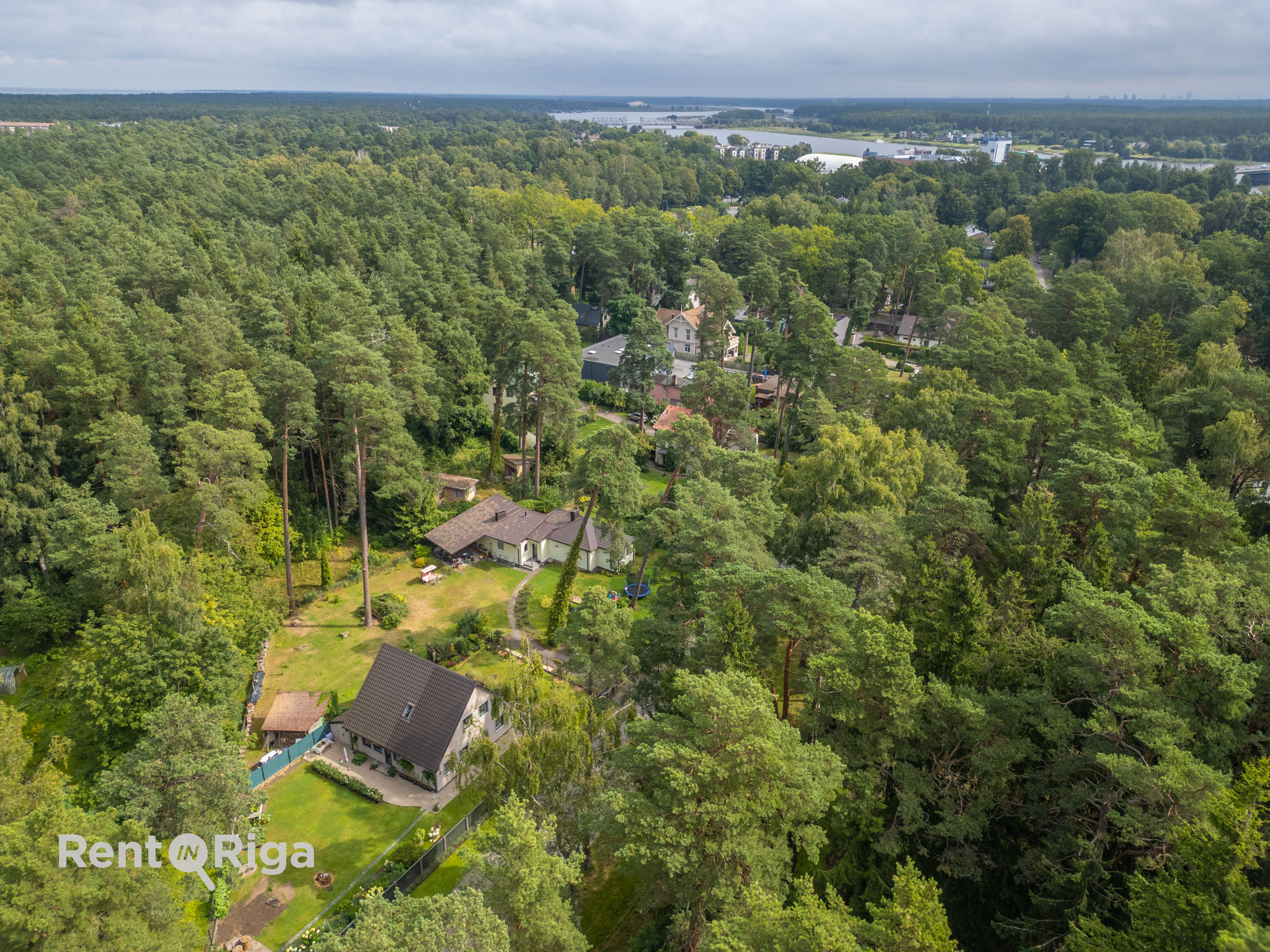 Pārdod zemi, Viestura iela - Attēls 1